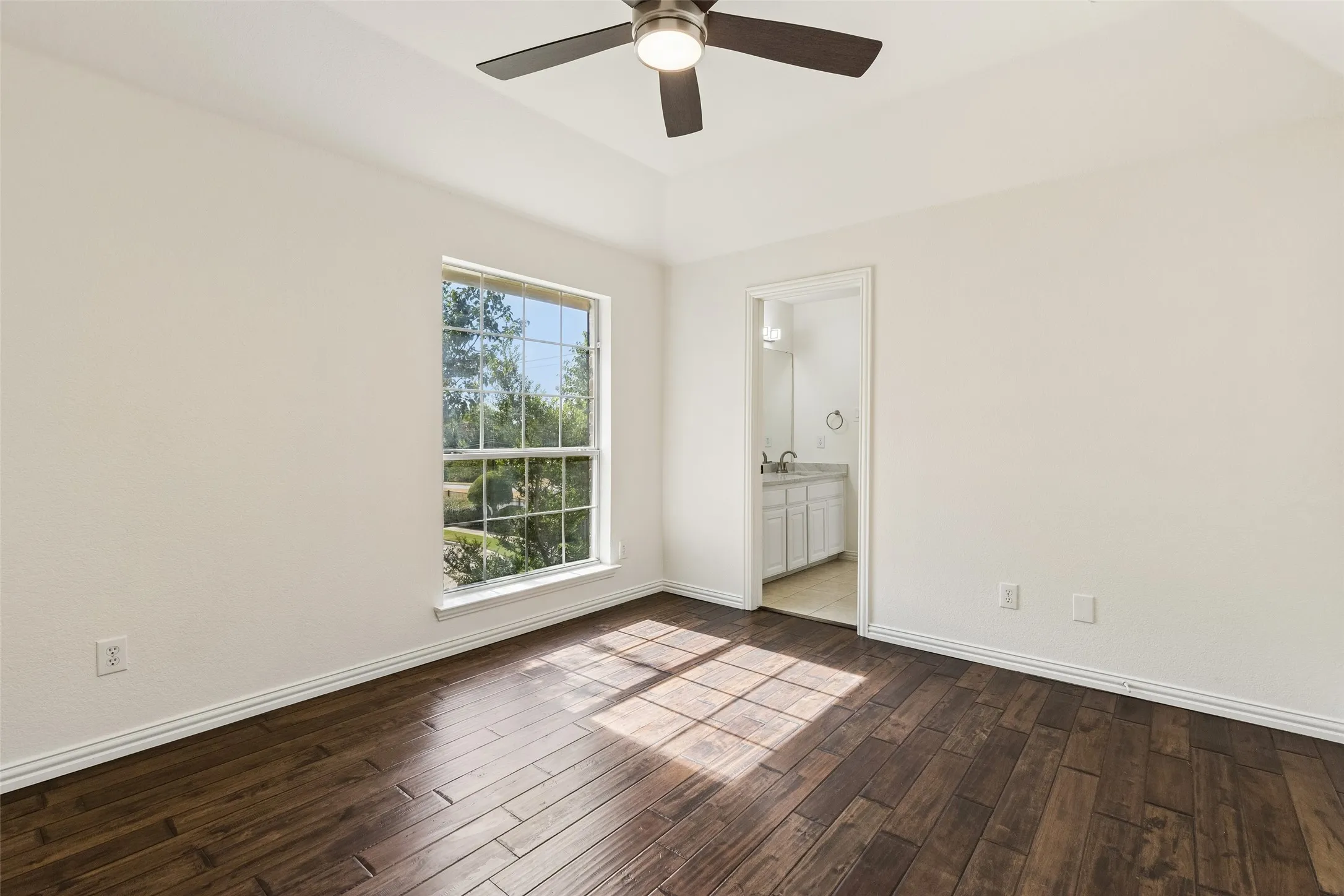 Single Family Residence For Sale in Dallas County , 7101 Dutch Elm Court, Garland, Texas 75044, 5 Bedroom, 4 Bathroom, 2 Garage spaces, 3,643 Sqft, built in 2001, mls#21351832, Real Estate Agent in Garland, Homes For Sale in Dallas county, Homes For Sale in Garland, Realtor in Garland Texas, Real Estate Brokerage Independent Realty Texas, Luminita Cordes Realtor