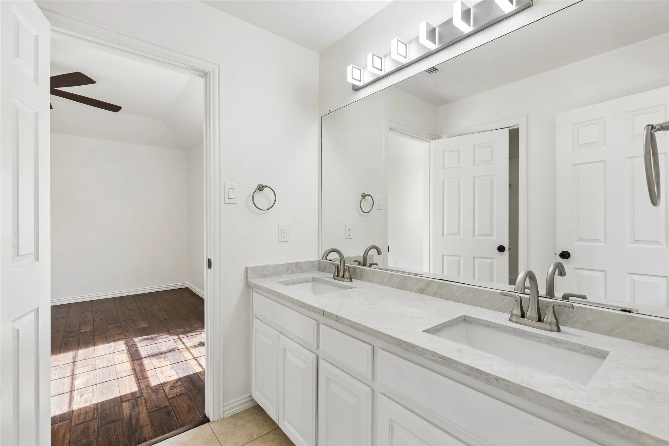 Single Family Residence For Sale in Dallas County , 7101 Dutch Elm Court, Garland, Texas 75044, 5 Bedroom, 4 Bathroom, 2 Garage spaces, 3,643 Sqft, built in 2001, mls#21351832, Real Estate Agent in Garland, Homes For Sale in Dallas county, Homes For Sale in Garland, Realtor in Garland Texas, Real Estate Brokerage Independent Realty Texas, Luminita Cordes Realtor