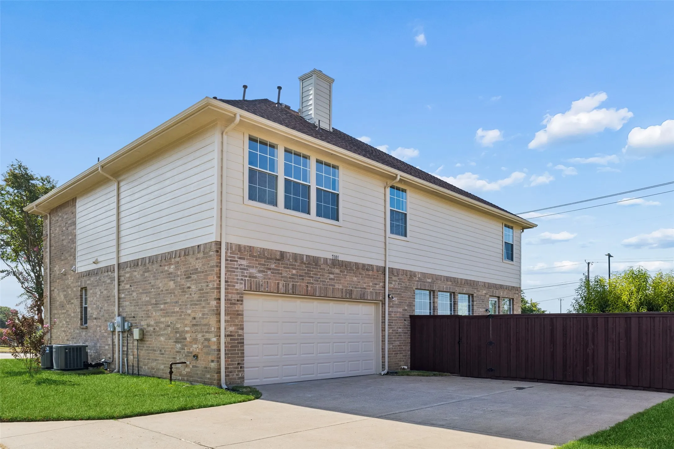 Single Family Residence For Sale in Dallas County , 7101 Dutch Elm Court, Garland, Texas 75044, 5 Bedroom, 4 Bathroom, 2 Garage spaces, 3,643 Sqft, built in 2001, mls#21351832, Real Estate Agent in Garland, Homes For Sale in Dallas county, Homes For Sale in Garland, Realtor in Garland Texas, Real Estate Brokerage Independent Realty Texas, Luminita Cordes Realtor
