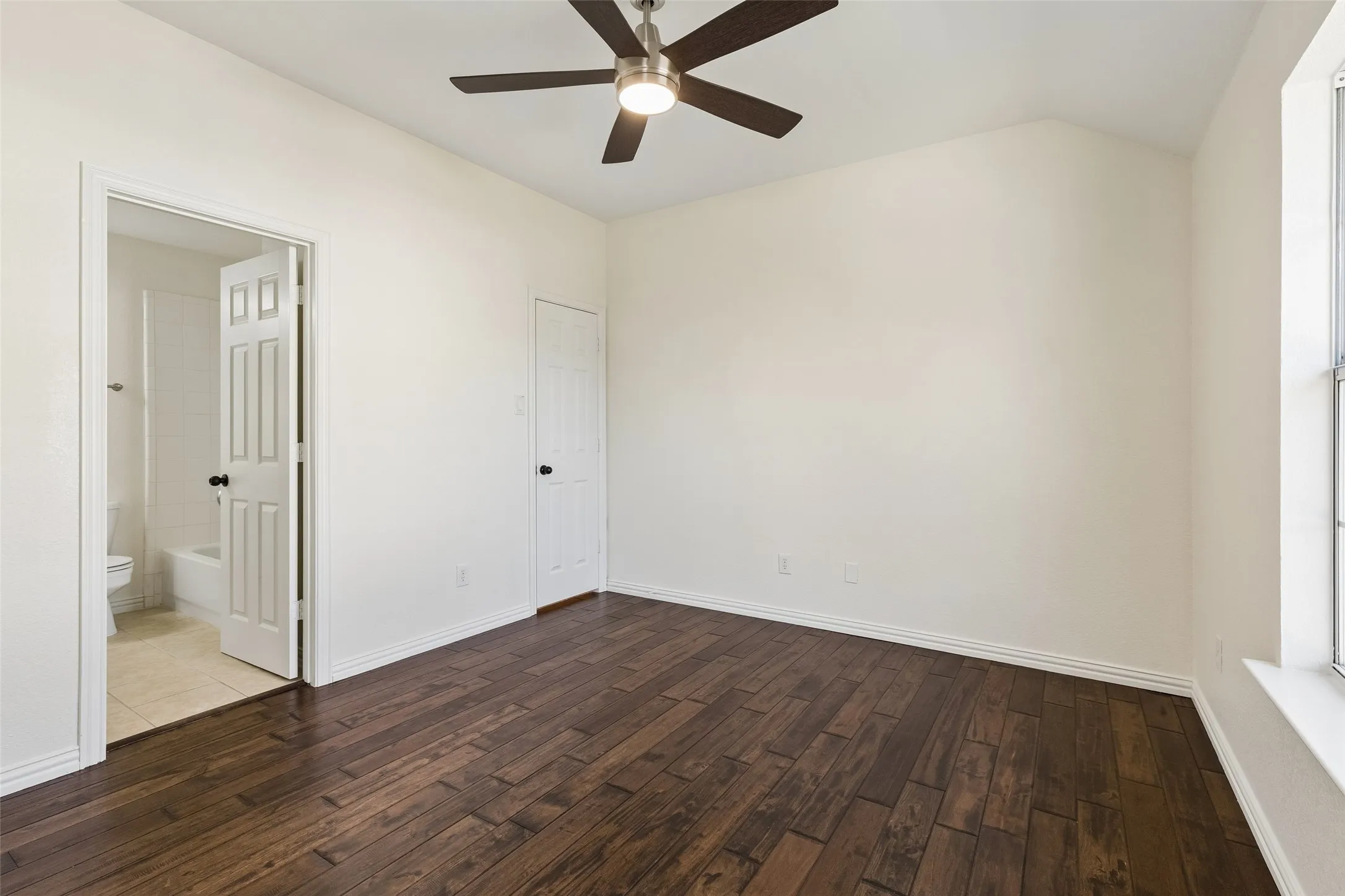 Single Family Residence For Sale in Dallas County , 7101 Dutch Elm Court, Garland, Texas 75044, 5 Bedroom, 4 Bathroom, 2 Garage spaces, 3,643 Sqft, built in 2001, mls#21351832, Real Estate Agent in Garland, Homes For Sale in Dallas county, Homes For Sale in Garland, Realtor in Garland Texas, Real Estate Brokerage Independent Realty Texas, Luminita Cordes Realtor