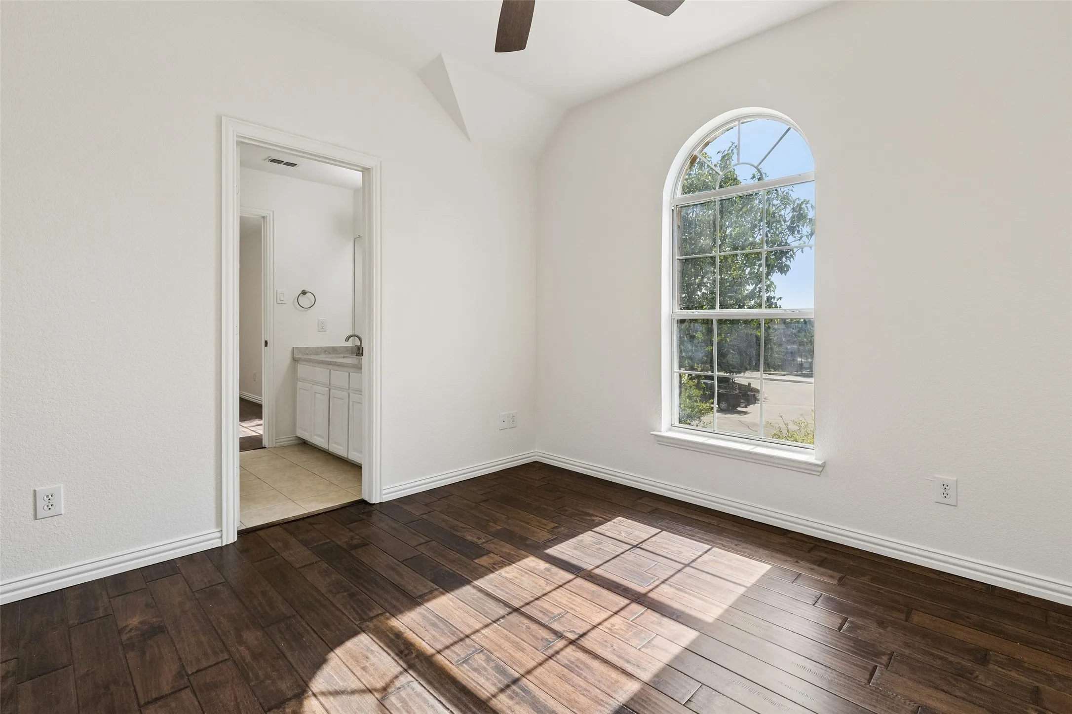 Single Family Residence For Sale in Dallas County , 7101 Dutch Elm Court, Garland, Texas 75044, 5 Bedroom, 4 Bathroom, 2 Garage spaces, 3,643 Sqft, built in 2001, mls#21351832, Real Estate Agent in Garland, Homes For Sale in Dallas county, Homes For Sale in Garland, Realtor in Garland Texas, Real Estate Brokerage Independent Realty Texas, Luminita Cordes Realtor
