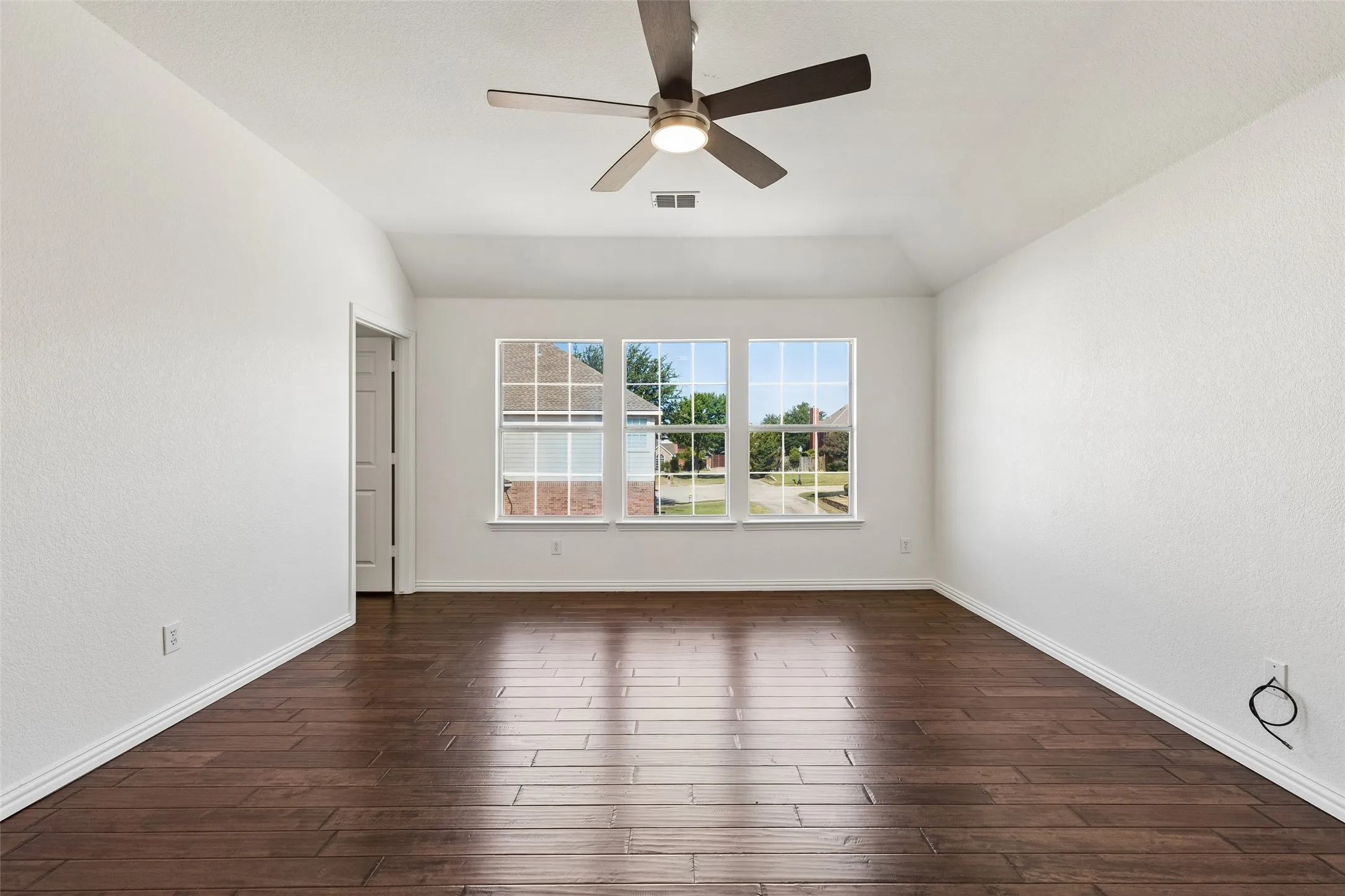 Single Family Residence For Sale in Dallas County , 7101 Dutch Elm Court, Garland, Texas 75044, 5 Bedroom, 4 Bathroom, 2 Garage spaces, 3,643 Sqft, built in 2001, mls#21351832, Real Estate Agent in Garland, Homes For Sale in Dallas county, Homes For Sale in Garland, Realtor in Garland Texas, Real Estate Brokerage Independent Realty Texas, Luminita Cordes Realtor