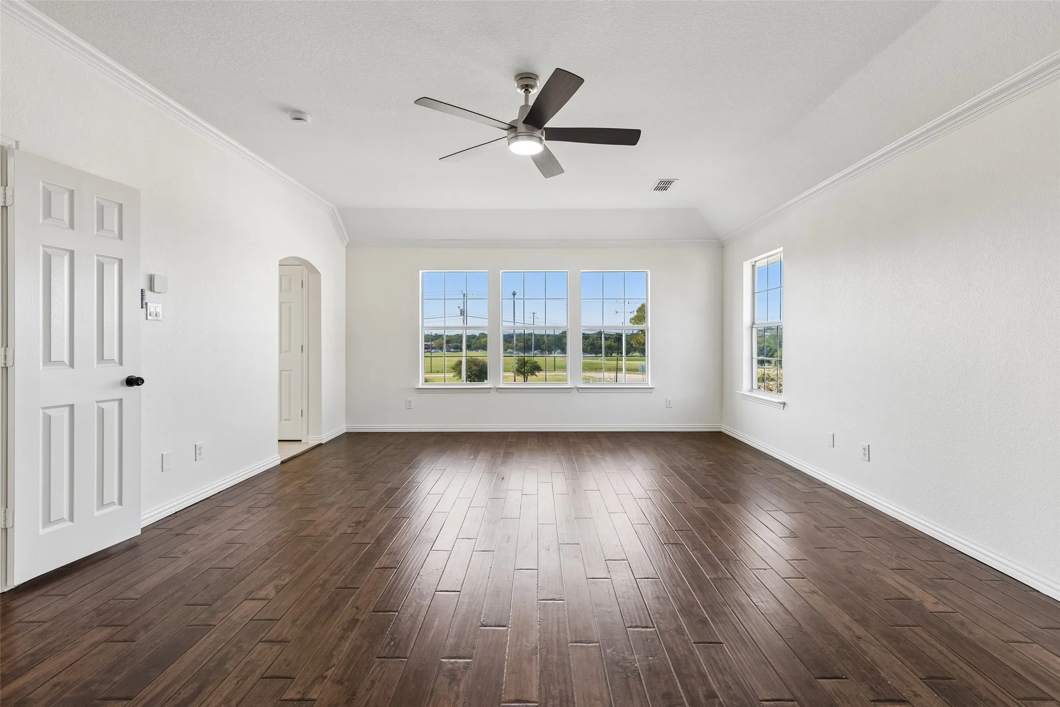 Single Family Residence For Sale in Dallas County , 7101 Dutch Elm Court, Garland, Texas 75044, 5 Bedroom, 4 Bathroom, 2 Garage spaces, 3,643 Sqft, built in 2001, mls#21351832, Real Estate Agent in Garland, Homes For Sale in Dallas county, Homes For Sale in Garland, Realtor in Garland Texas, Real Estate Brokerage Independent Realty Texas, Luminita Cordes Realtor