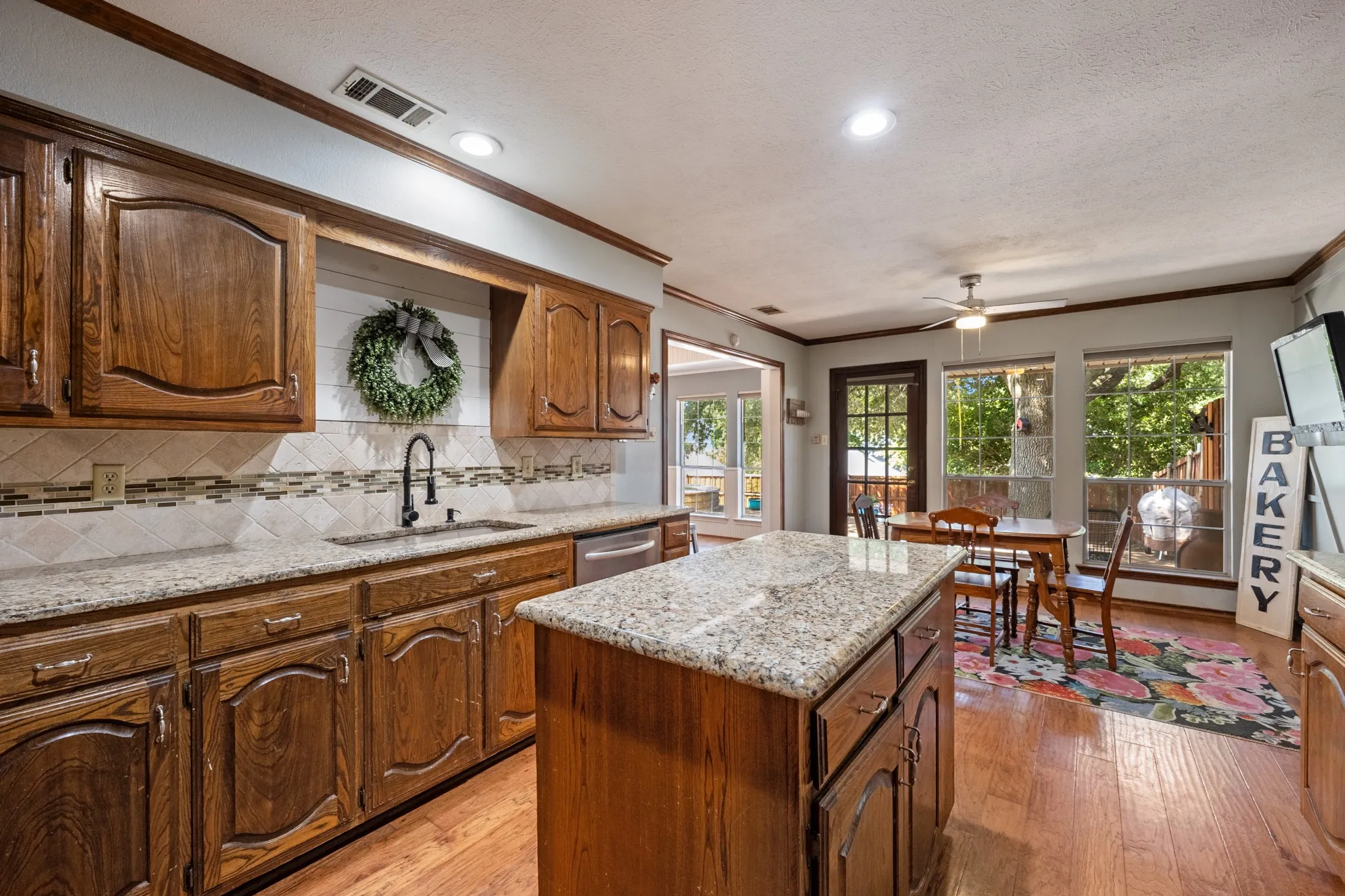 Single Family Residence For Sale in Rockwall County , 609 Christan Court, Rockwall, Texas 75087, 4 Bedroom, 3 Bathroom, 2 Garage spaces, 2,627 Sqft, built in 1987, mls#21352819, Real Estate Agent in Rockwall, Homes For Sale in Rockwall county, Homes For Sale in Rockwall, Realtor in Rockwall Texas, Real Estate Brokerage Independent Realty Texas, Luminita Cordes Realtor
