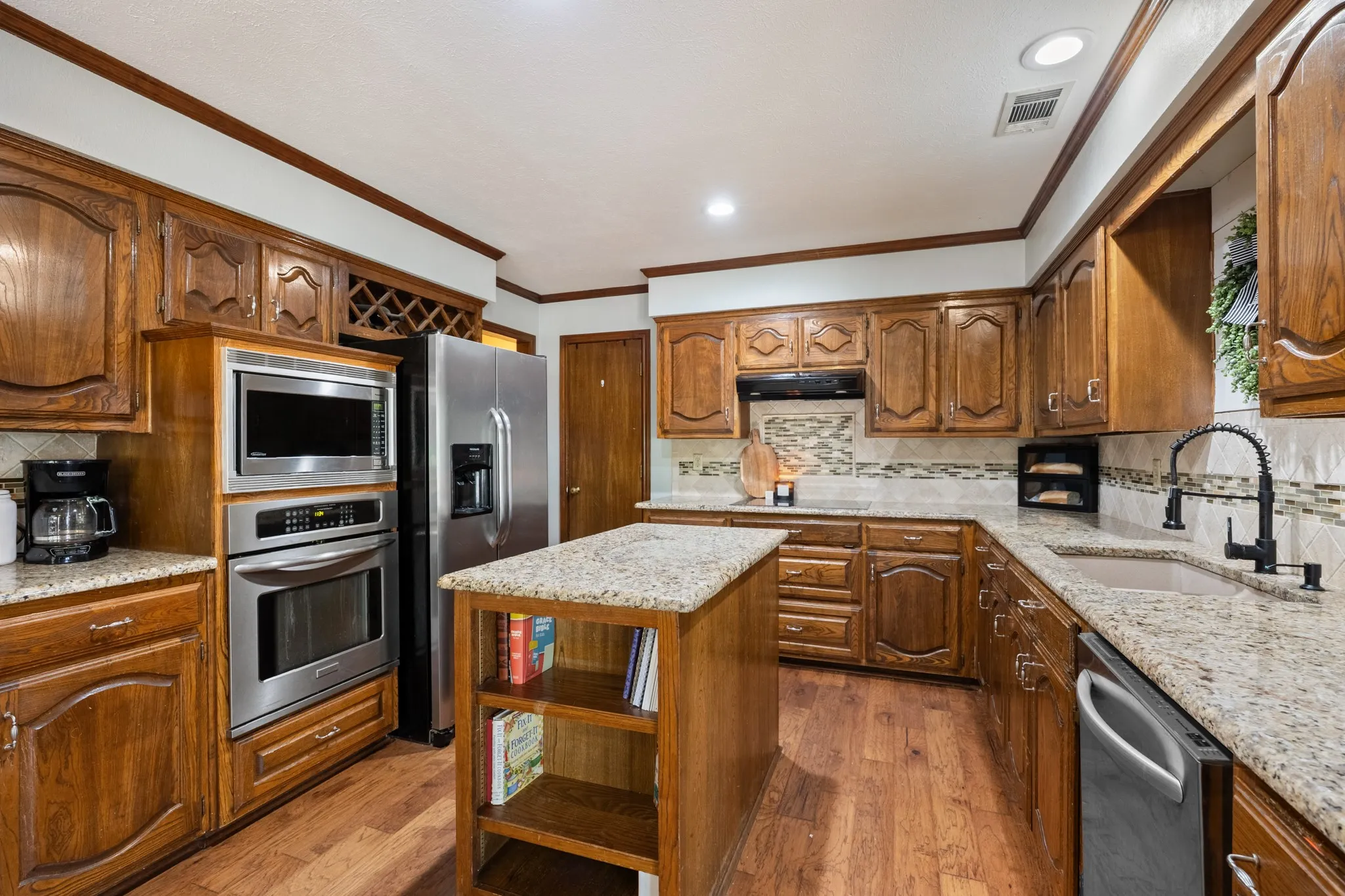 Single Family Residence For Sale in Rockwall County , 609 Christan Court, Rockwall, Texas 75087, 4 Bedroom, 3 Bathroom, 2 Garage spaces, 2,627 Sqft, built in 1987, mls#21352819, Real Estate Agent in Rockwall, Homes For Sale in Rockwall county, Homes For Sale in Rockwall, Realtor in Rockwall Texas, Real Estate Brokerage Independent Realty Texas, Luminita Cordes Realtor
