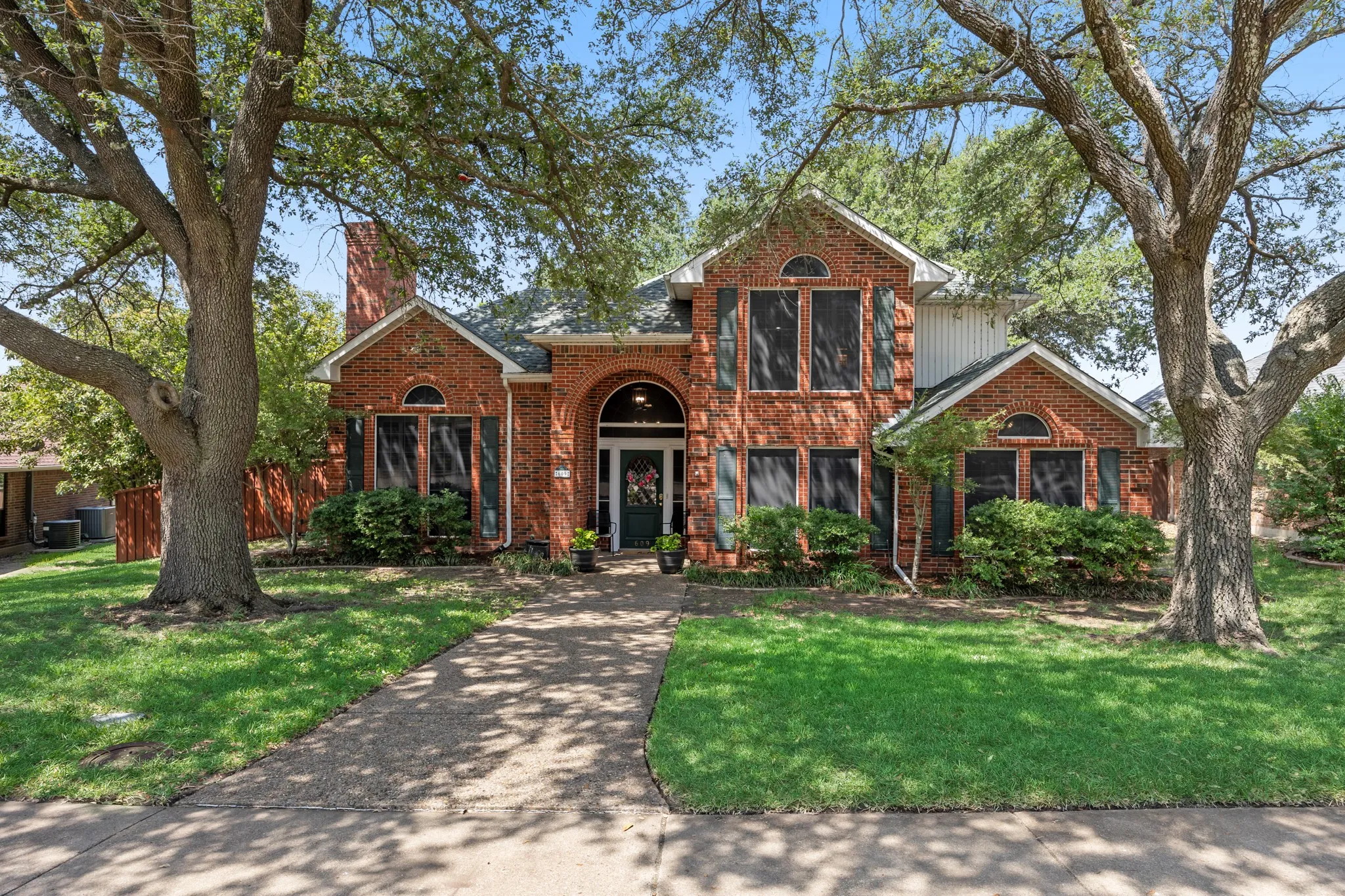 Single Family Residence For Sale in Rockwall County , 609 Christan Court, Rockwall, Texas 75087, 4 Bedroom, 3 Bathroom, 2 Garage spaces, 2,627 Sqft, built in 1987, mls#21352819, Real Estate Agent in Rockwall, Homes For Sale in Rockwall county, Homes For Sale in Rockwall, Realtor in Rockwall Texas, Real Estate Brokerage Independent Realty Texas, Luminita Cordes Realtor