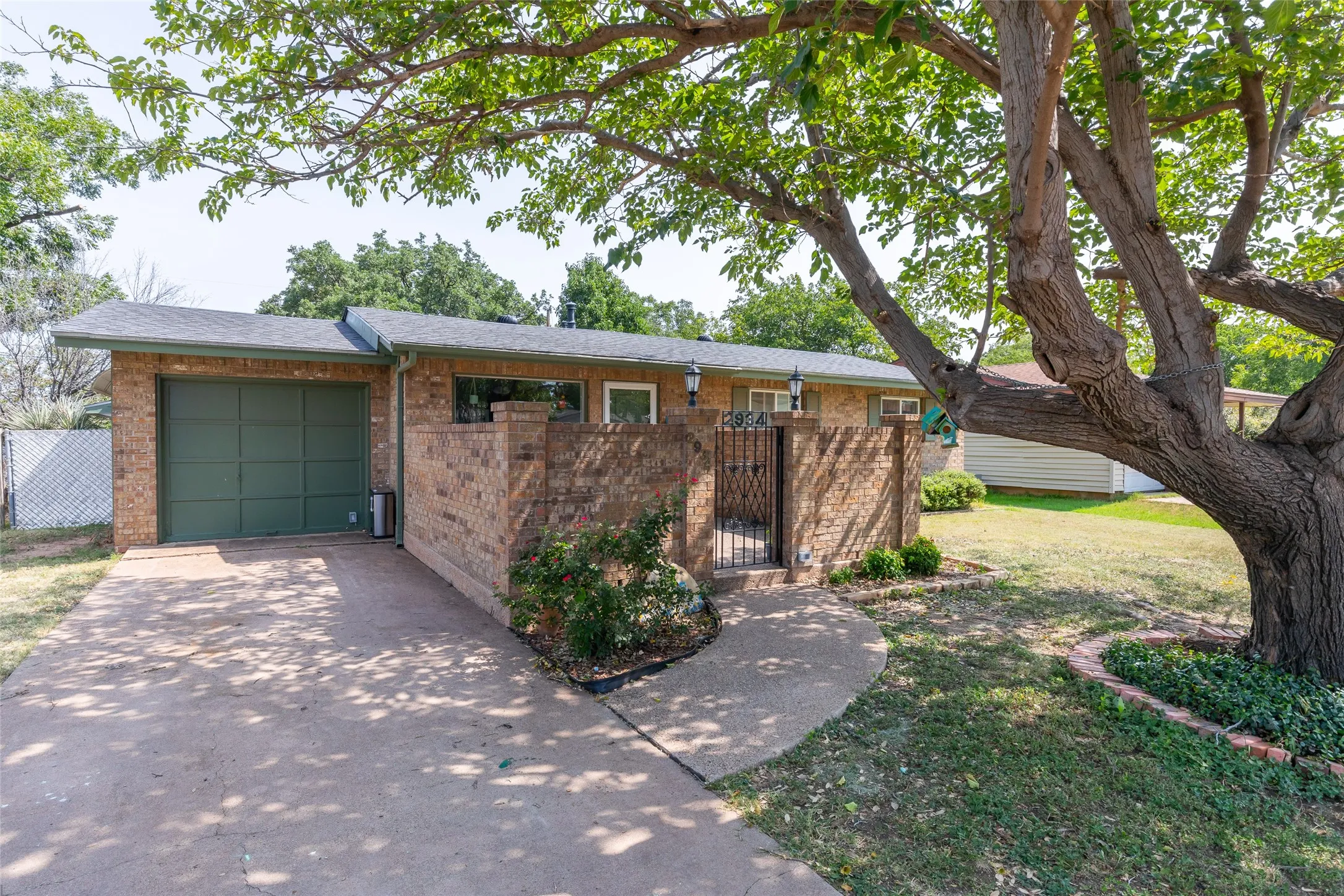 Single Family Residence For Sale in Taylor County , 2934 S 28th Street, Abilene, Texas 79605, 3 Bedroom, 2 Bathroom, 2 Garage spaces, 1,882 Sqft, built in 1959, mls#21352713, Real Estate Agent in Abilene, Homes For Sale in Taylor county, Homes For Sale in Abilene, Realtor in Abilene Texas, Real Estate Brokerage Independent Realty Texas, Luminita Cordes Realtor