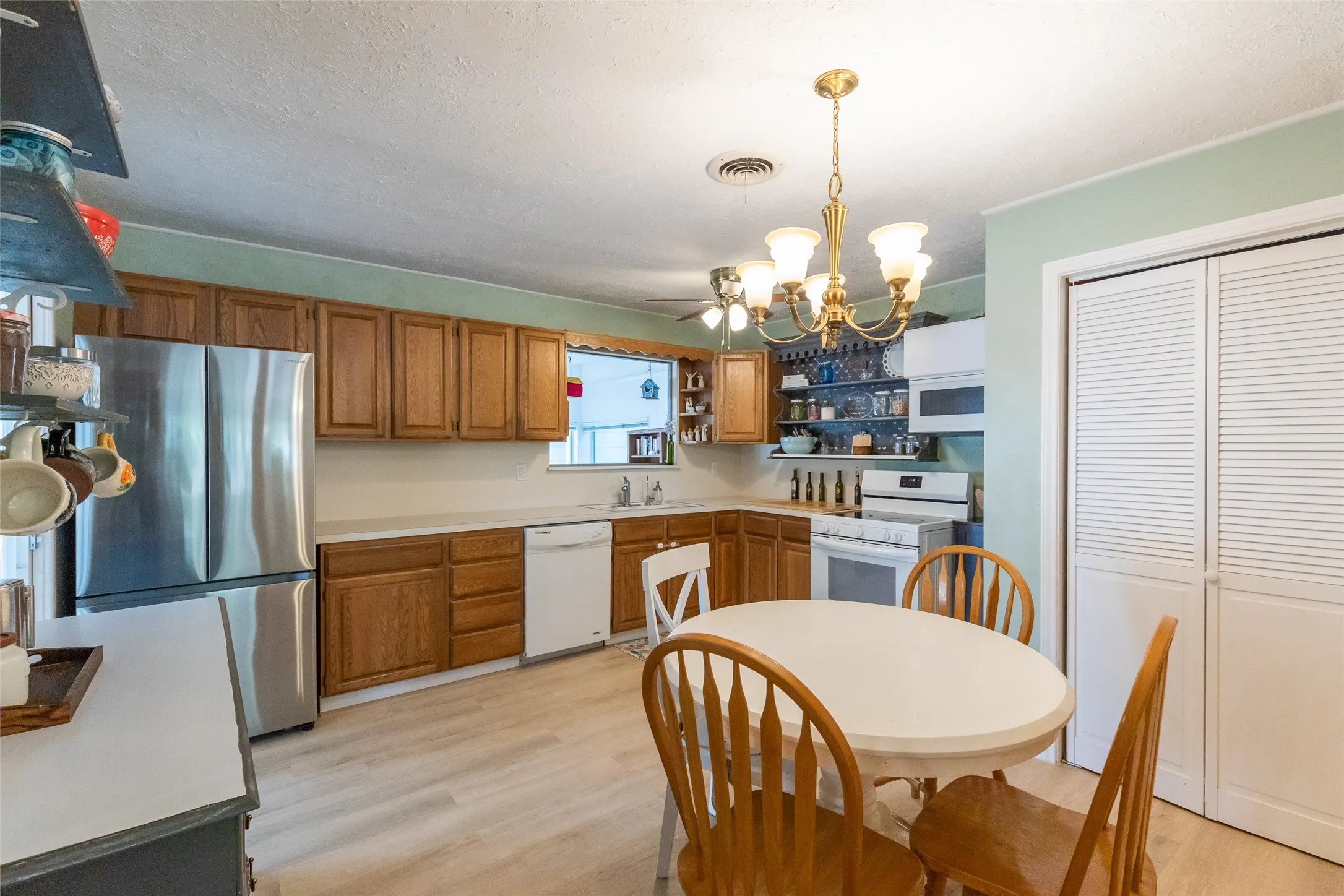 Single Family Residence For Sale in Taylor County , 2934 S 28th Street, Abilene, Texas 79605, 3 Bedroom, 2 Bathroom, 2 Garage spaces, 1,882 Sqft, built in 1959, mls#21352713, Real Estate Agent in Abilene, Homes For Sale in Taylor county, Homes For Sale in Abilene, Realtor in Abilene Texas, Real Estate Brokerage Independent Realty Texas, Luminita Cordes Realtor