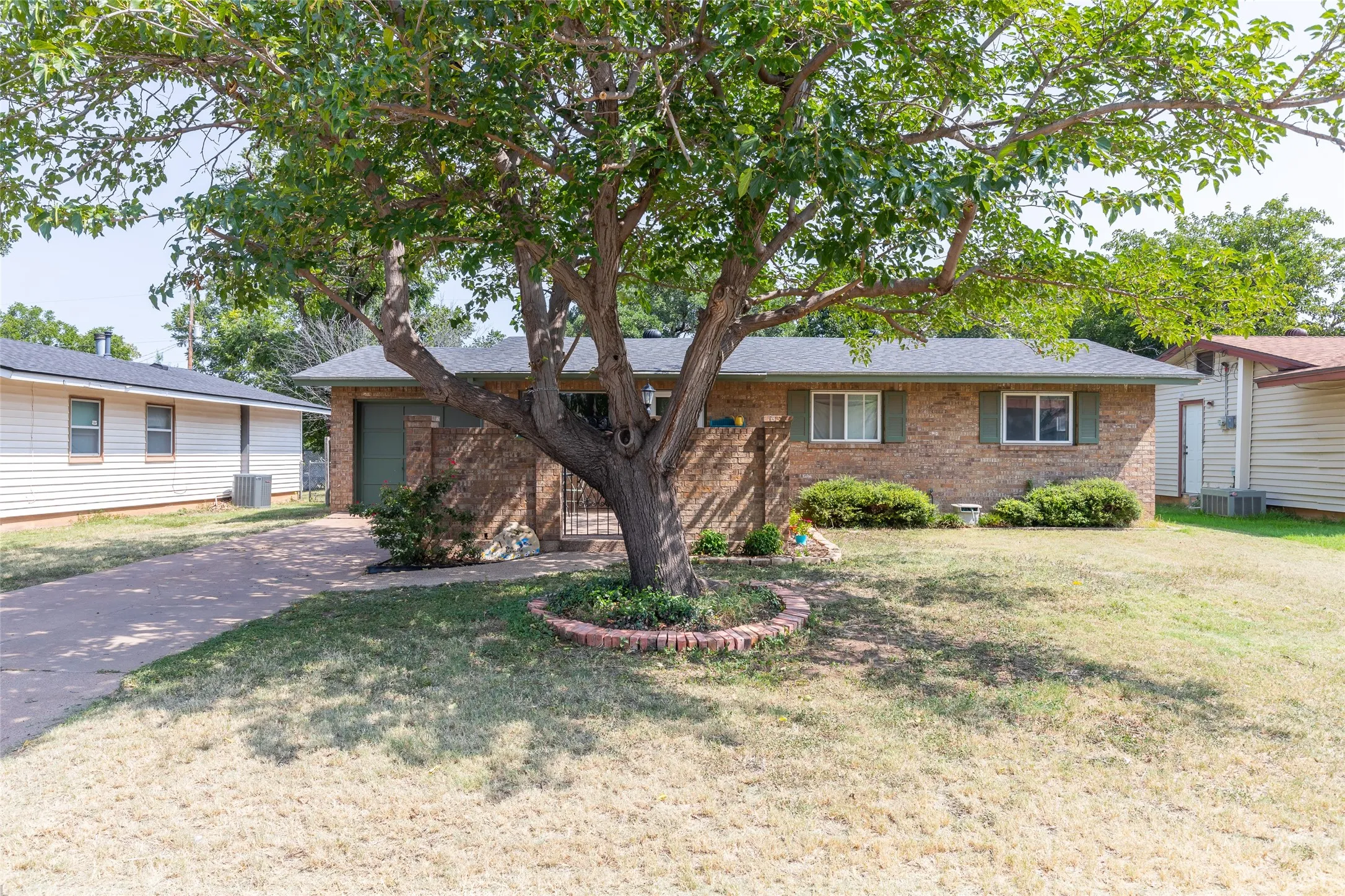 Single Family Residence For Sale in Taylor County , 2934 S 28th Street, Abilene, Texas 79605, 3 Bedroom, 2 Bathroom, 2 Garage spaces, 1,882 Sqft, built in 1959, mls#21352713, Real Estate Agent in Abilene, Homes For Sale in Taylor county, Homes For Sale in Abilene, Realtor in Abilene Texas, Real Estate Brokerage Independent Realty Texas, Luminita Cordes Realtor