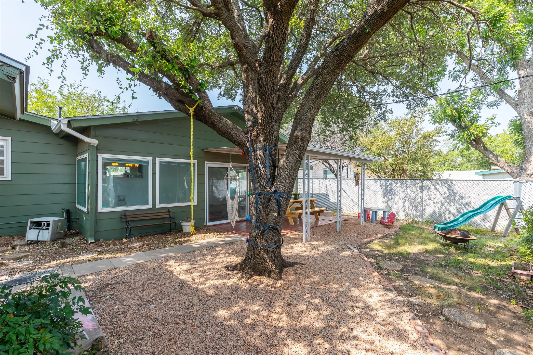 Single Family Residence For Sale in Taylor County , 2934 S 28th Street, Abilene, Texas 79605, 3 Bedroom, 2 Bathroom, 2 Garage spaces, 1,882 Sqft, built in 1959, mls#21352713, Real Estate Agent in Abilene, Homes For Sale in Taylor county, Homes For Sale in Abilene, Realtor in Abilene Texas, Real Estate Brokerage Independent Realty Texas, Luminita Cordes Realtor