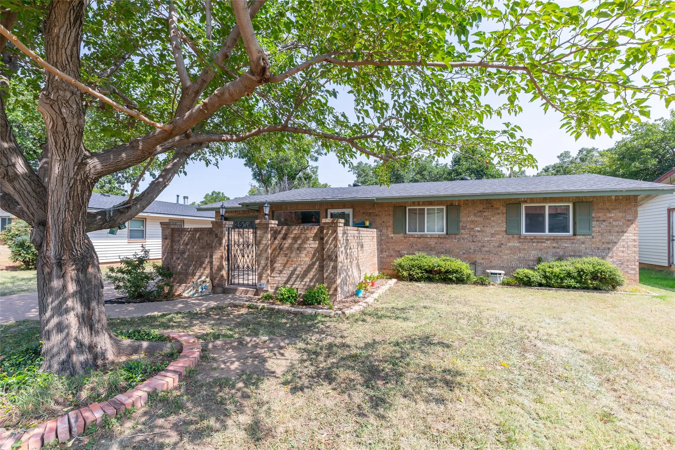 Single Family Residence For Sale in Taylor County , 2934 S 28th Street, Abilene, Texas 79605, 3 Bedroom, 2 Bathroom, 2 Garage spaces, 1,882 Sqft, built in 1959, mls#21352713, Real Estate Agent in Abilene, Homes For Sale in Taylor county, Homes For Sale in Abilene, Realtor in Abilene Texas, Real Estate Brokerage Independent Realty Texas, Luminita Cordes Realtor