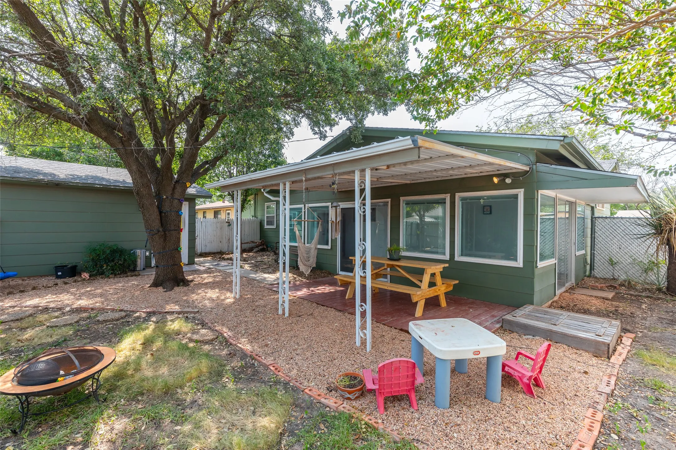 Single Family Residence For Sale in Taylor County , 2934 S 28th Street, Abilene, Texas 79605, 3 Bedroom, 2 Bathroom, 2 Garage spaces, 1,882 Sqft, built in 1959, mls#21352713, Real Estate Agent in Abilene, Homes For Sale in Taylor county, Homes For Sale in Abilene, Realtor in Abilene Texas, Real Estate Brokerage Independent Realty Texas, Luminita Cordes Realtor