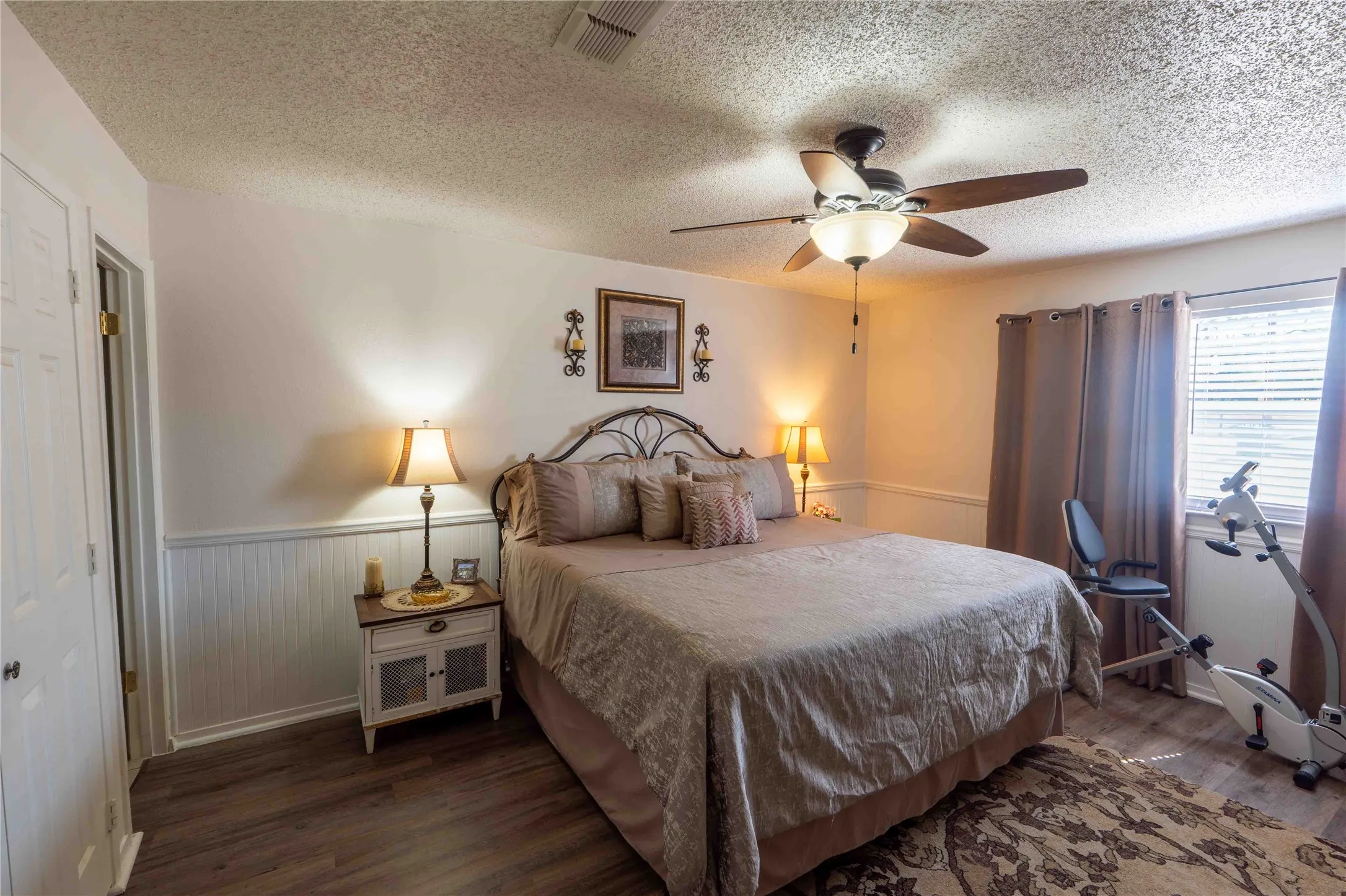 Townhouse For Sale in Wise County , 1229 Elm Court, Runaway Bay, Texas 76426, 2 Bedroom, 2 Bathroom, Garage spaces, 1,134 Sqft, built in 1987, mls#21352875, Real Estate Agent in Runaway Bay, Homes For Sale in Wise county, Homes For Sale in Runaway Bay, Realtor in Runaway Bay Texas, Real Estate Brokerage Independent Realty Texas, Luminita Cordes Realtor