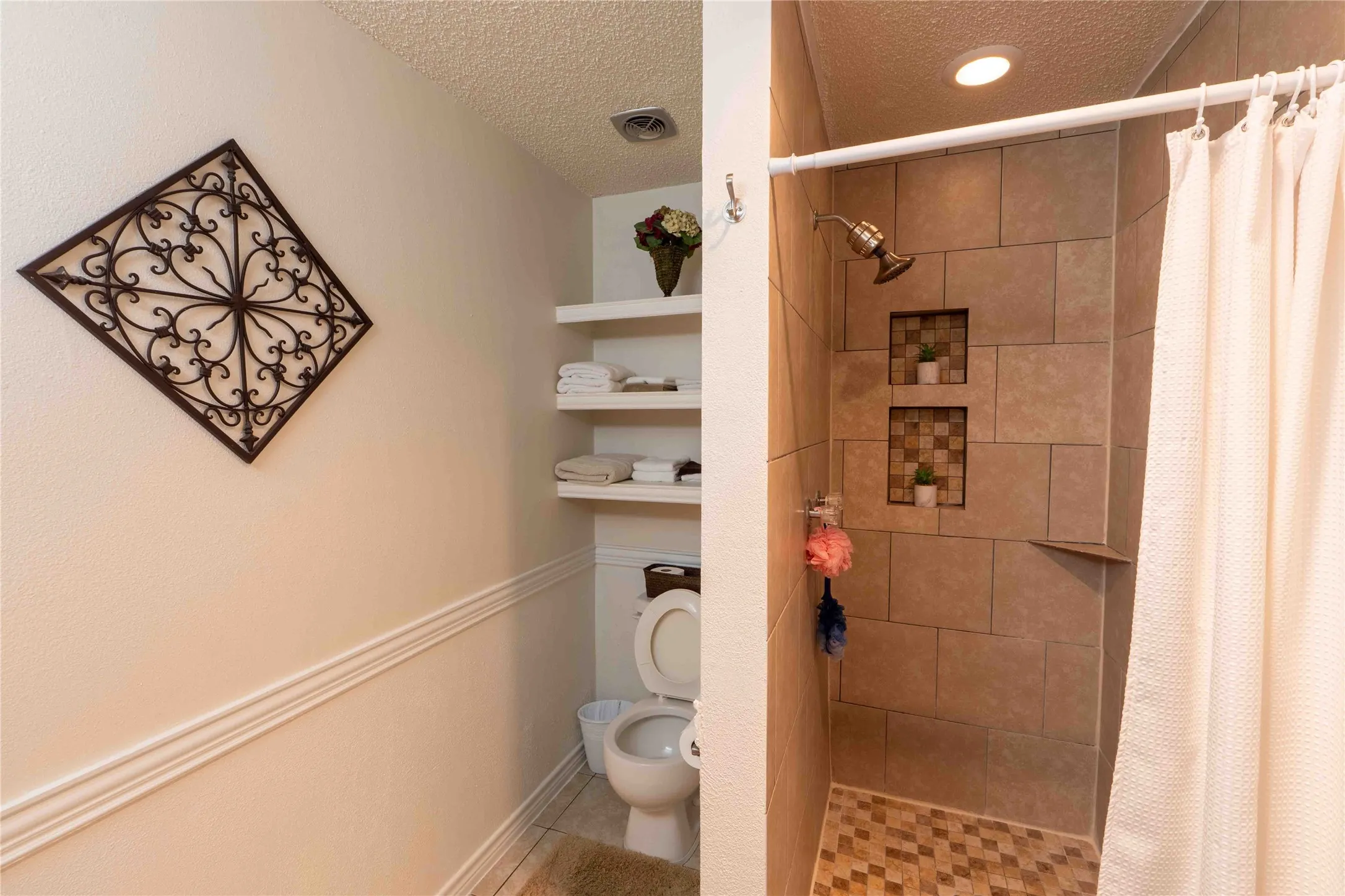 Townhouse For Sale in Wise County , 1229 Elm Court, Runaway Bay, Texas 76426, 2 Bedroom, 2 Bathroom, Garage spaces, 1,134 Sqft, built in 1987, mls#21352875, Real Estate Agent in Runaway Bay, Homes For Sale in Wise county, Homes For Sale in Runaway Bay, Realtor in Runaway Bay Texas, Real Estate Brokerage Independent Realty Texas, Luminita Cordes Realtor