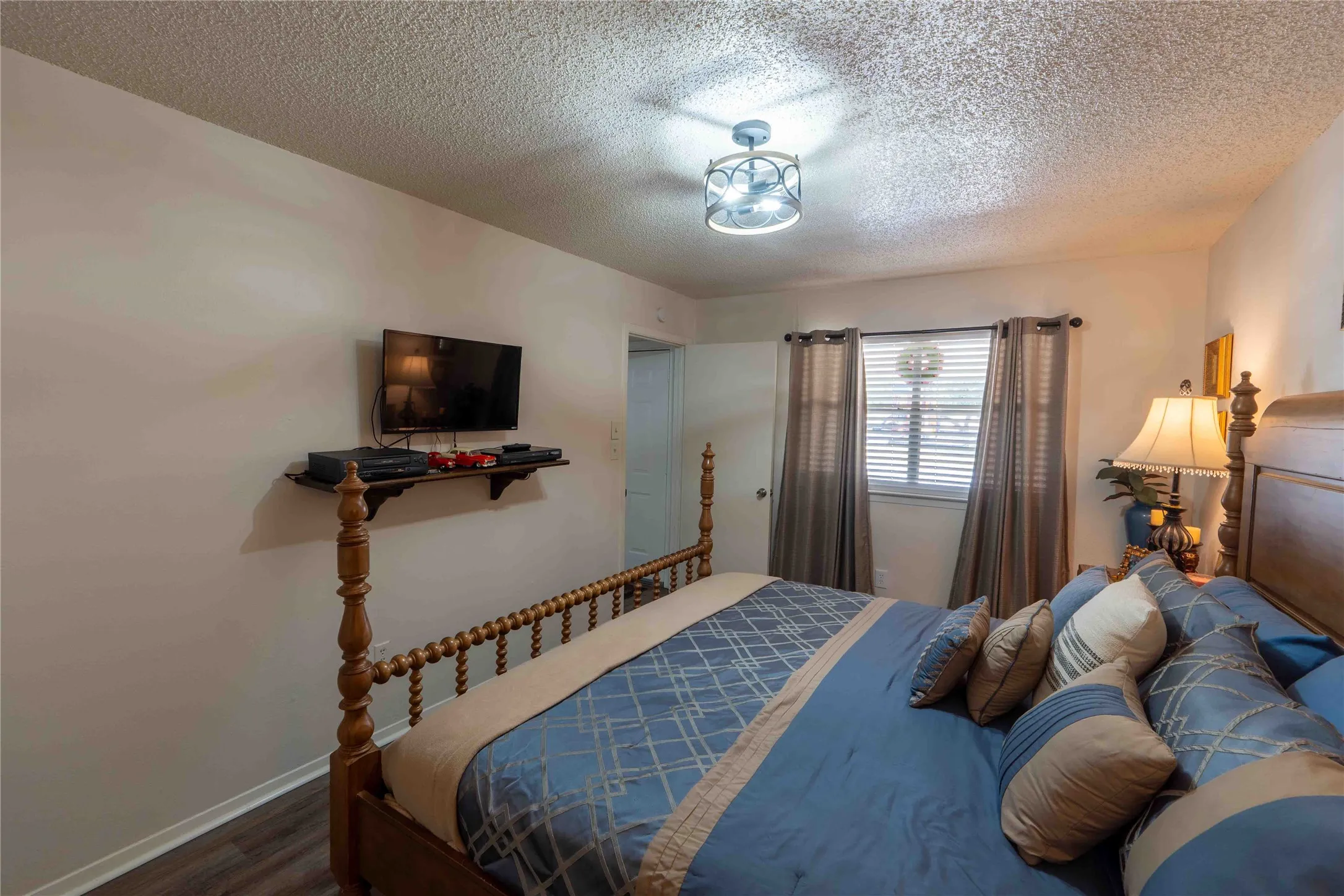 Townhouse For Sale in Wise County , 1229 Elm Court, Runaway Bay, Texas 76426, 2 Bedroom, 2 Bathroom, Garage spaces, 1,134 Sqft, built in 1987, mls#21352875, Real Estate Agent in Runaway Bay, Homes For Sale in Wise county, Homes For Sale in Runaway Bay, Realtor in Runaway Bay Texas, Real Estate Brokerage Independent Realty Texas, Luminita Cordes Realtor
