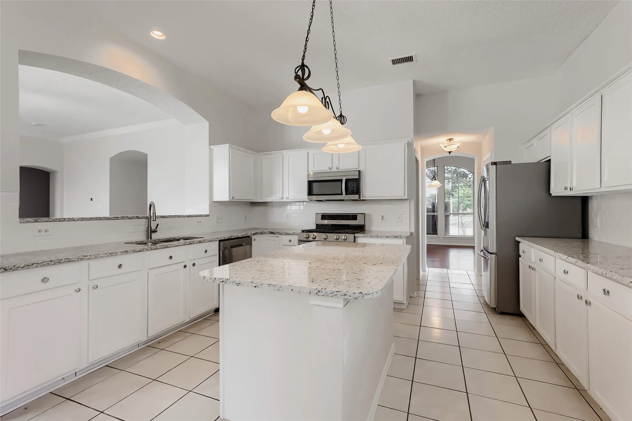 Single Family Residence For Sale in Dallas County , 1013 Hampstead Drive, Mesquite, Texas 75181, 5 Bedroom, 4 Bathroom, 3 Garage spaces, 3,605 Sqft, built in 2000, mls#21342607, Real Estate Agent in Mesquite, Homes For Sale in Dallas county, Homes For Sale in Mesquite, Realtor in Mesquite Texas, Real Estate Brokerage Independent Realty Texas, Luminita Cordes Realtor