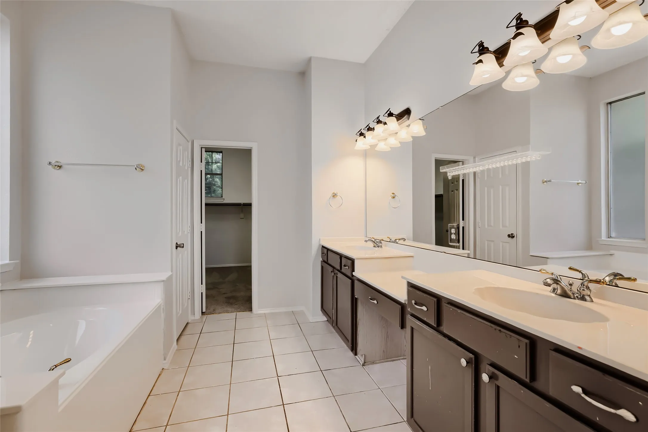 Single Family Residence For Sale in Dallas County , 1013 Hampstead Drive, Mesquite, Texas 75181, 5 Bedroom, 4 Bathroom, 3 Garage spaces, 3,605 Sqft, built in 2000, mls#21342607, Real Estate Agent in Mesquite, Homes For Sale in Dallas county, Homes For Sale in Mesquite, Realtor in Mesquite Texas, Real Estate Brokerage Independent Realty Texas, Luminita Cordes Realtor