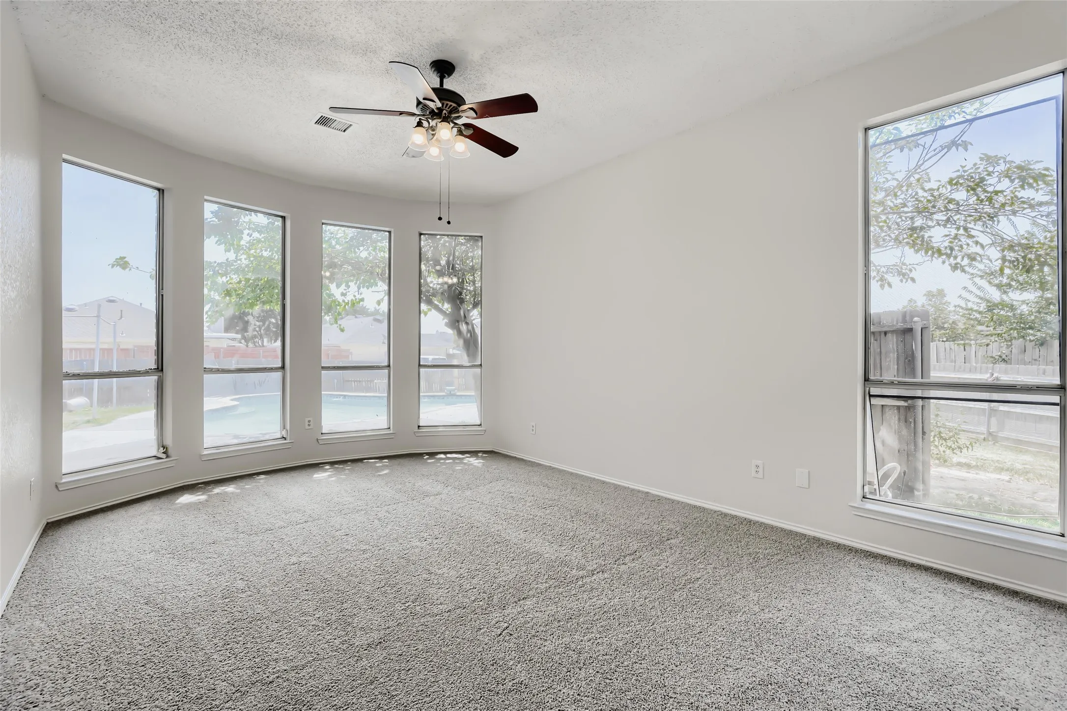 Single Family Residence For Sale in Dallas County , 1013 Hampstead Drive, Mesquite, Texas 75181, 5 Bedroom, 4 Bathroom, 3 Garage spaces, 3,605 Sqft, built in 2000, mls#21342607, Real Estate Agent in Mesquite, Homes For Sale in Dallas county, Homes For Sale in Mesquite, Realtor in Mesquite Texas, Real Estate Brokerage Independent Realty Texas, Luminita Cordes Realtor