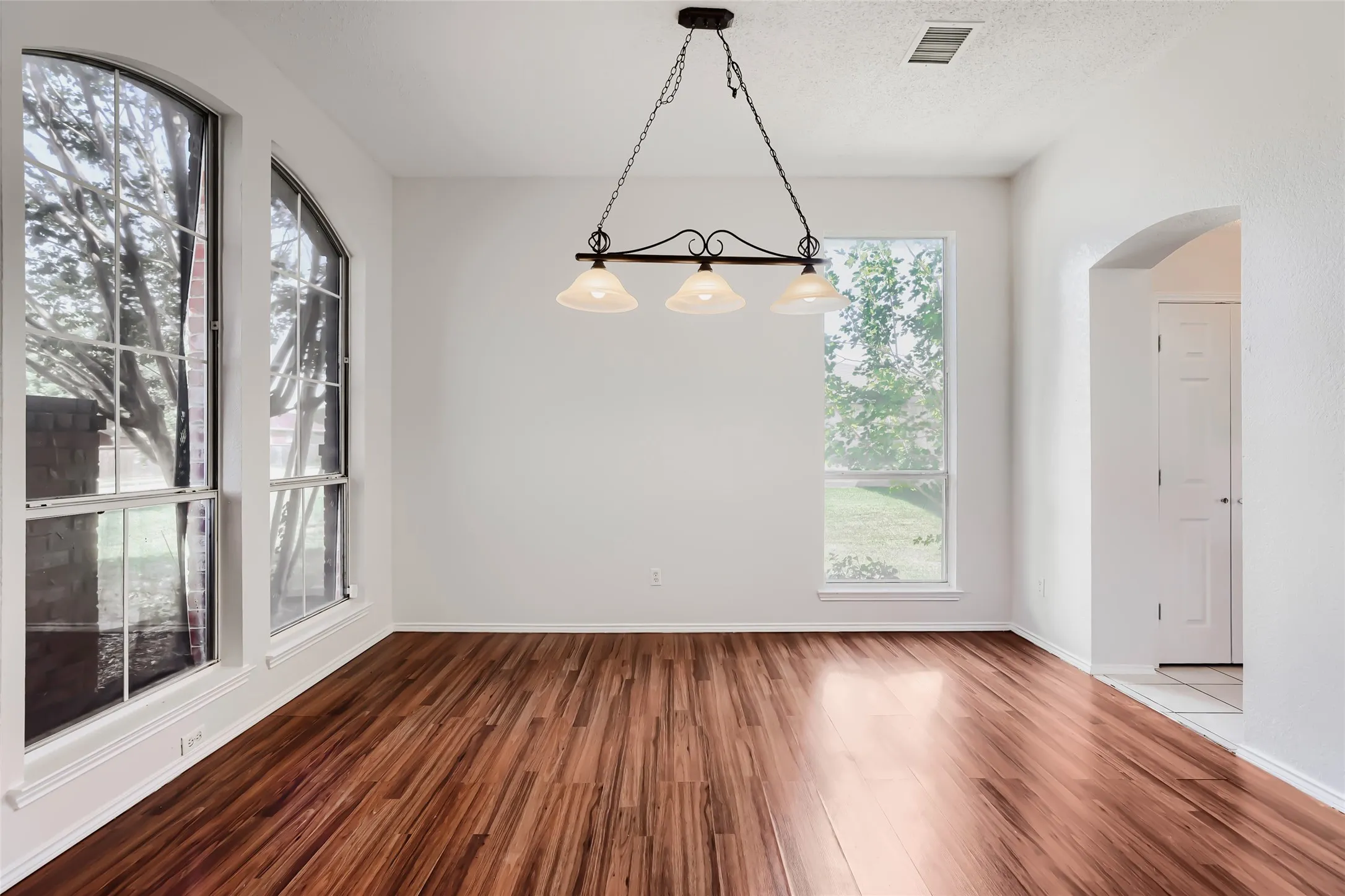Single Family Residence For Sale in Dallas County , 1013 Hampstead Drive, Mesquite, Texas 75181, 5 Bedroom, 4 Bathroom, 3 Garage spaces, 3,605 Sqft, built in 2000, mls#21342607, Real Estate Agent in Mesquite, Homes For Sale in Dallas county, Homes For Sale in Mesquite, Realtor in Mesquite Texas, Real Estate Brokerage Independent Realty Texas, Luminita Cordes Realtor