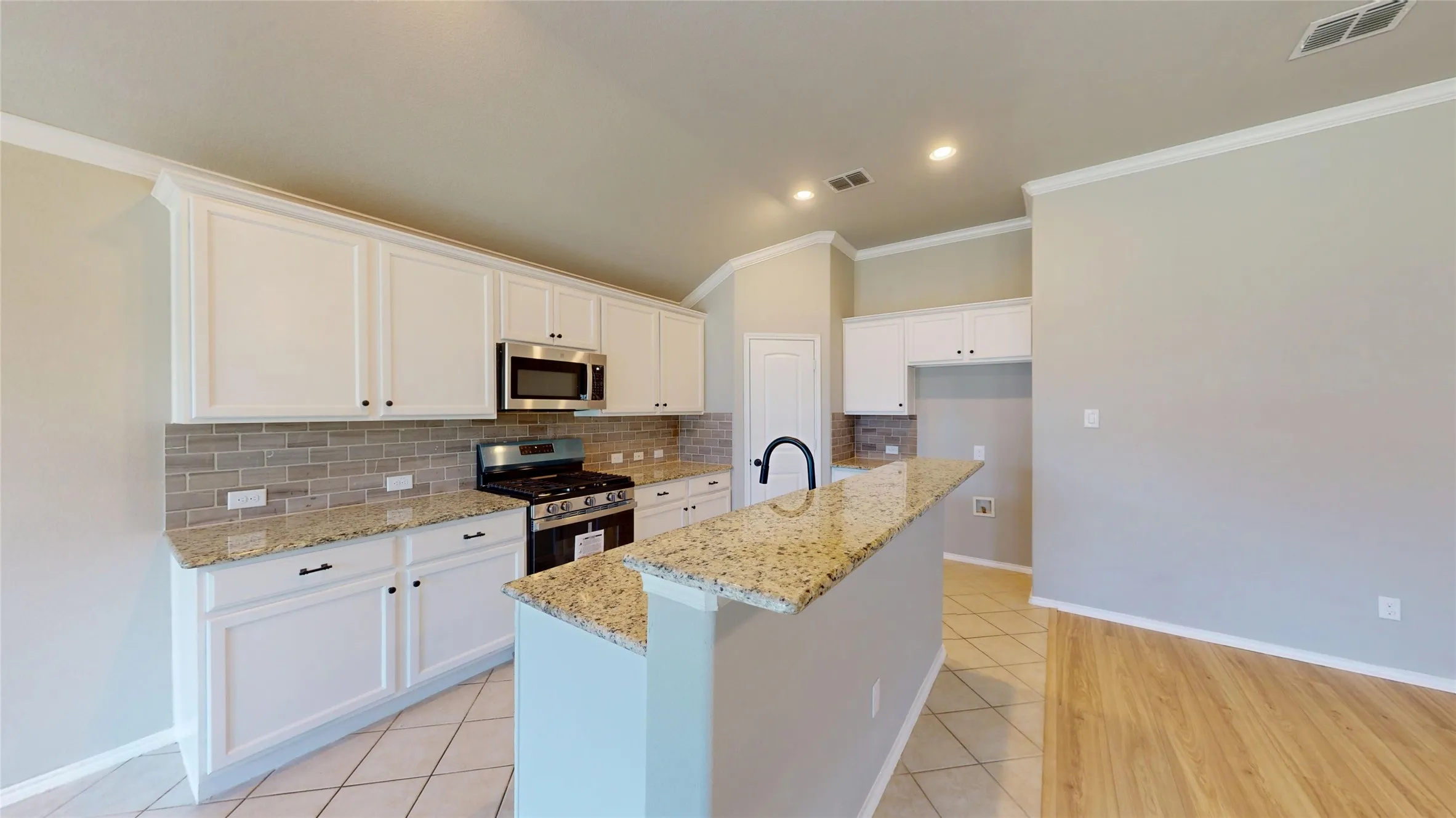 Single Family Residence For Sale in Tarrant County , 344 Coral Vine Lane, Burleson, Texas 76028, 3 Bedroom, 2 Bathroom, 2 Garage spaces, 1,860 Sqft, built in 2013, mls#21351641, Real Estate Agent in Burleson, Homes For Sale in Tarrant county, Homes For Sale in Burleson, Realtor in Burleson Texas, Real Estate Brokerage Independent Realty Texas, Luminita Cordes Realtor