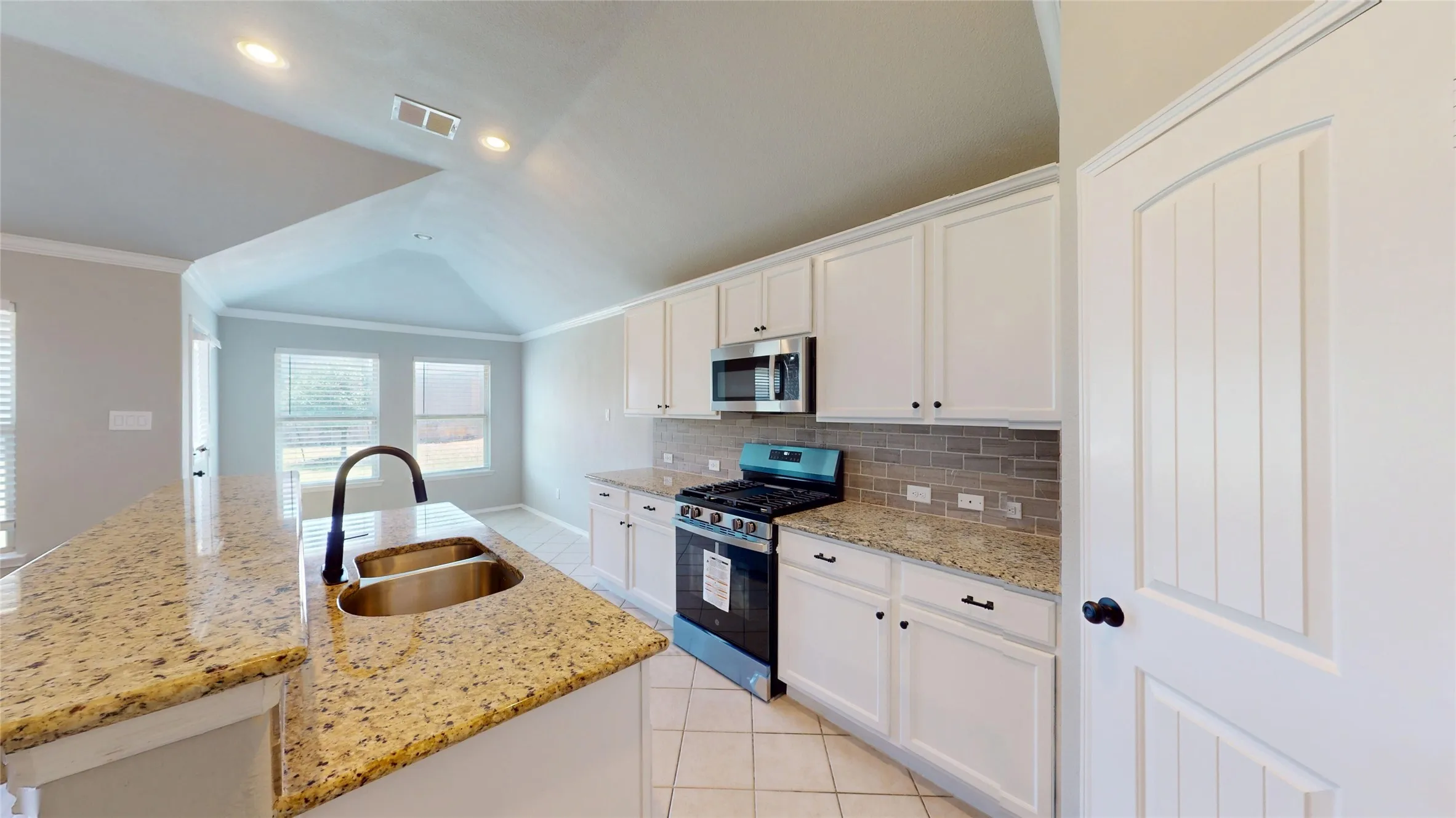 Single Family Residence For Sale in Tarrant County , 344 Coral Vine Lane, Burleson, Texas 76028, 3 Bedroom, 2 Bathroom, 2 Garage spaces, 1,860 Sqft, built in 2013, mls#21351641, Real Estate Agent in Burleson, Homes For Sale in Tarrant county, Homes For Sale in Burleson, Realtor in Burleson Texas, Real Estate Brokerage Independent Realty Texas, Luminita Cordes Realtor