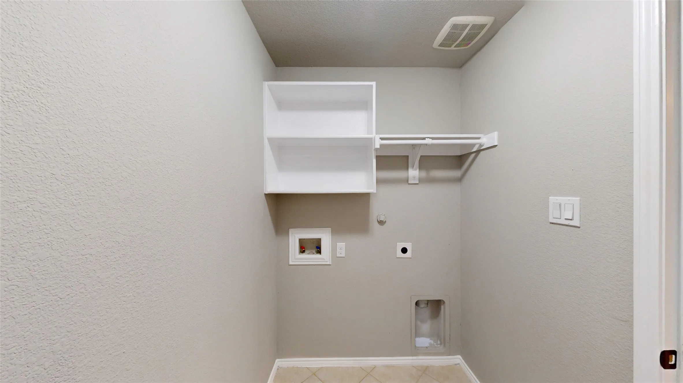 Single Family Residence For Sale in Tarrant County , 344 Coral Vine Lane, Burleson, Texas 76028, 3 Bedroom, 2 Bathroom, 2 Garage spaces, 1,860 Sqft, built in 2013, mls#21351641, Real Estate Agent in Burleson, Homes For Sale in Tarrant county, Homes For Sale in Burleson, Realtor in Burleson Texas, Real Estate Brokerage Independent Realty Texas, Luminita Cordes Realtor