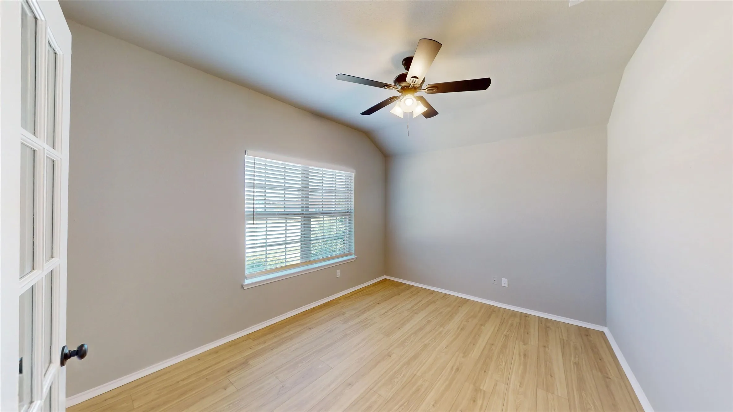 Single Family Residence For Sale in Tarrant County , 344 Coral Vine Lane, Burleson, Texas 76028, 3 Bedroom, 2 Bathroom, 2 Garage spaces, 1,860 Sqft, built in 2013, mls#21351641, Real Estate Agent in Burleson, Homes For Sale in Tarrant county, Homes For Sale in Burleson, Realtor in Burleson Texas, Real Estate Brokerage Independent Realty Texas, Luminita Cordes Realtor