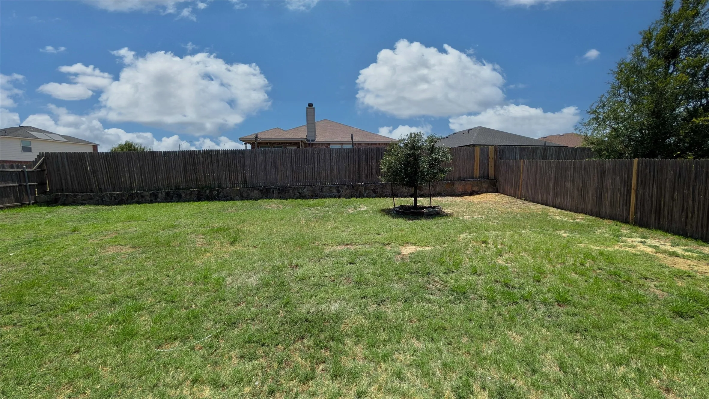 Single Family Residence For Sale in Tarrant County , 344 Coral Vine Lane, Burleson, Texas 76028, 3 Bedroom, 2 Bathroom, 2 Garage spaces, 1,860 Sqft, built in 2013, mls#21351641, Real Estate Agent in Burleson, Homes For Sale in Tarrant county, Homes For Sale in Burleson, Realtor in Burleson Texas, Real Estate Brokerage Independent Realty Texas, Luminita Cordes Realtor