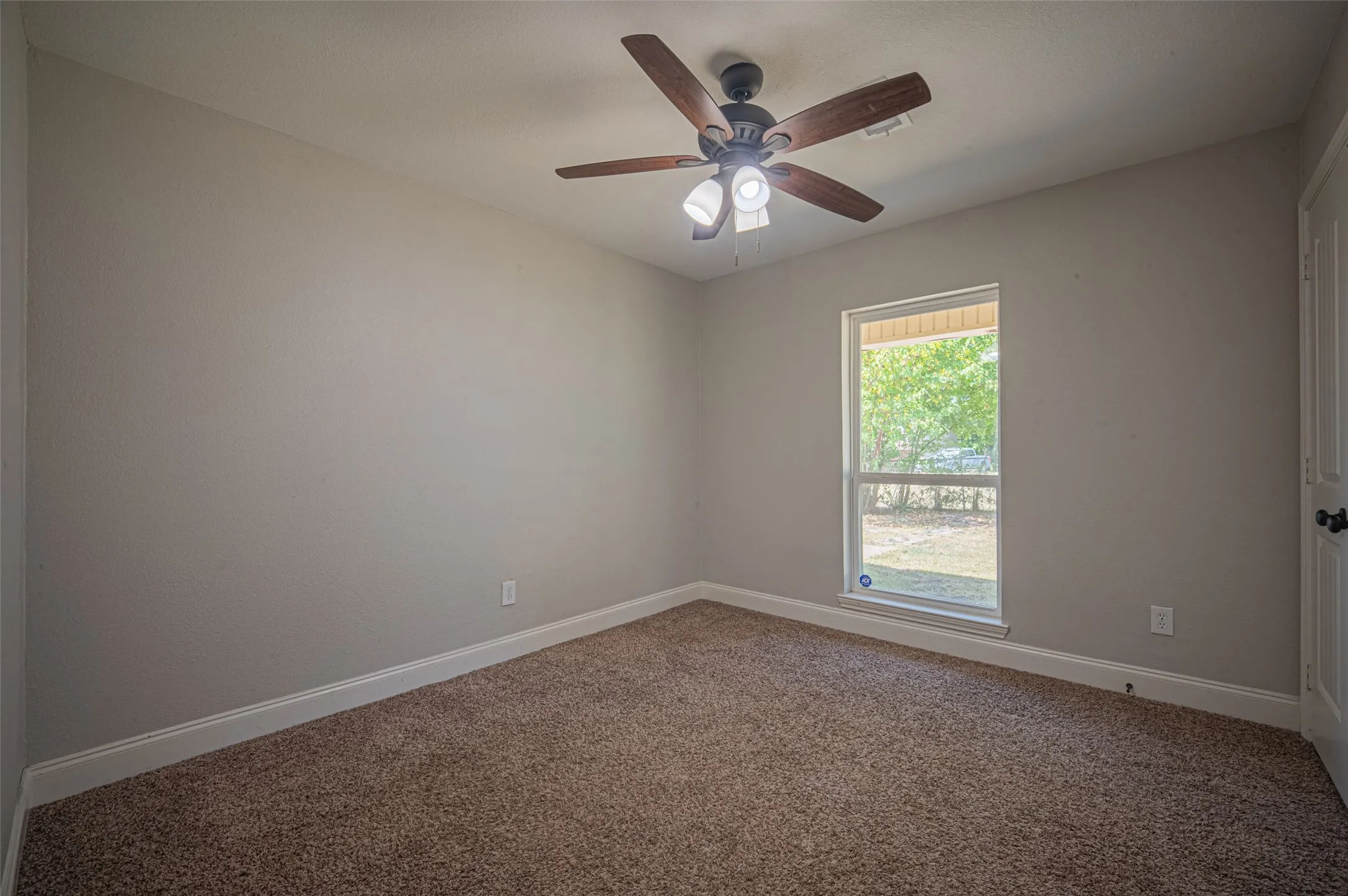 Single Family Residence For Sale in Ellis County , 611 S Dallas Street, Palmer, Texas 75152, 4 Bedroom, 2 Bathroom, Garage spaces, 1,830 Sqft, built in 1963, mls#21351824, Real Estate Agent in Palmer, Homes For Sale in Ellis county, Homes For Sale in Palmer, Realtor in Palmer Texas, Real Estate Brokerage Independent Realty Texas, Luminita Cordes Realtor