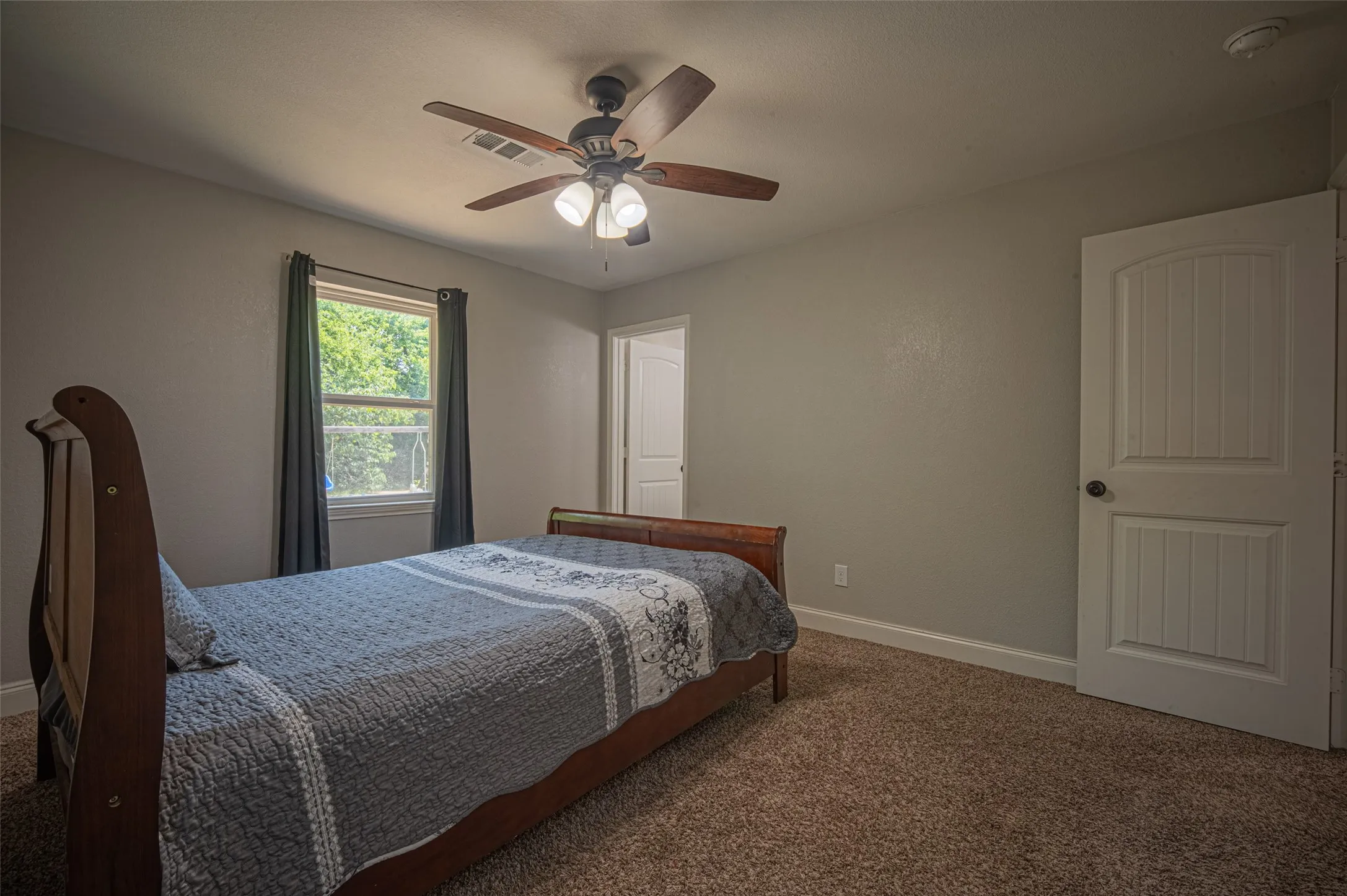 Single Family Residence For Sale in Ellis County , 611 S Dallas Street, Palmer, Texas 75152, 4 Bedroom, 2 Bathroom, Garage spaces, 1,830 Sqft, built in 1963, mls#21351824, Real Estate Agent in Palmer, Homes For Sale in Ellis county, Homes For Sale in Palmer, Realtor in Palmer Texas, Real Estate Brokerage Independent Realty Texas, Luminita Cordes Realtor