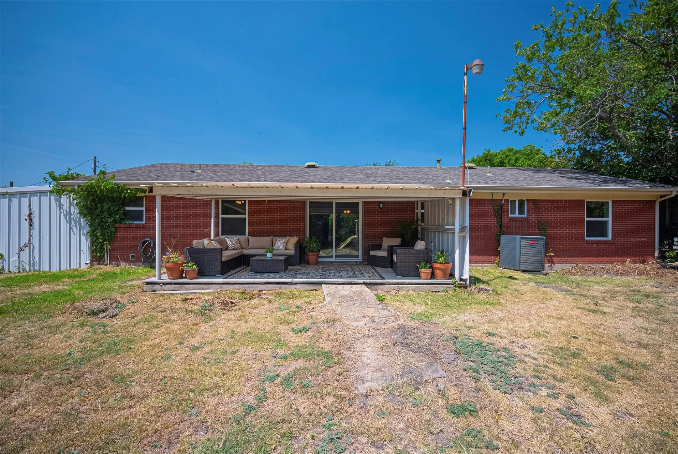 Single Family Residence For Sale in Ellis County , 611 S Dallas Street, Palmer, Texas 75152, 4 Bedroom, 2 Bathroom, Garage spaces, 1,830 Sqft, built in 1963, mls#21351824, Real Estate Agent in Palmer, Homes For Sale in Ellis county, Homes For Sale in Palmer, Realtor in Palmer Texas, Real Estate Brokerage Independent Realty Texas, Luminita Cordes Realtor