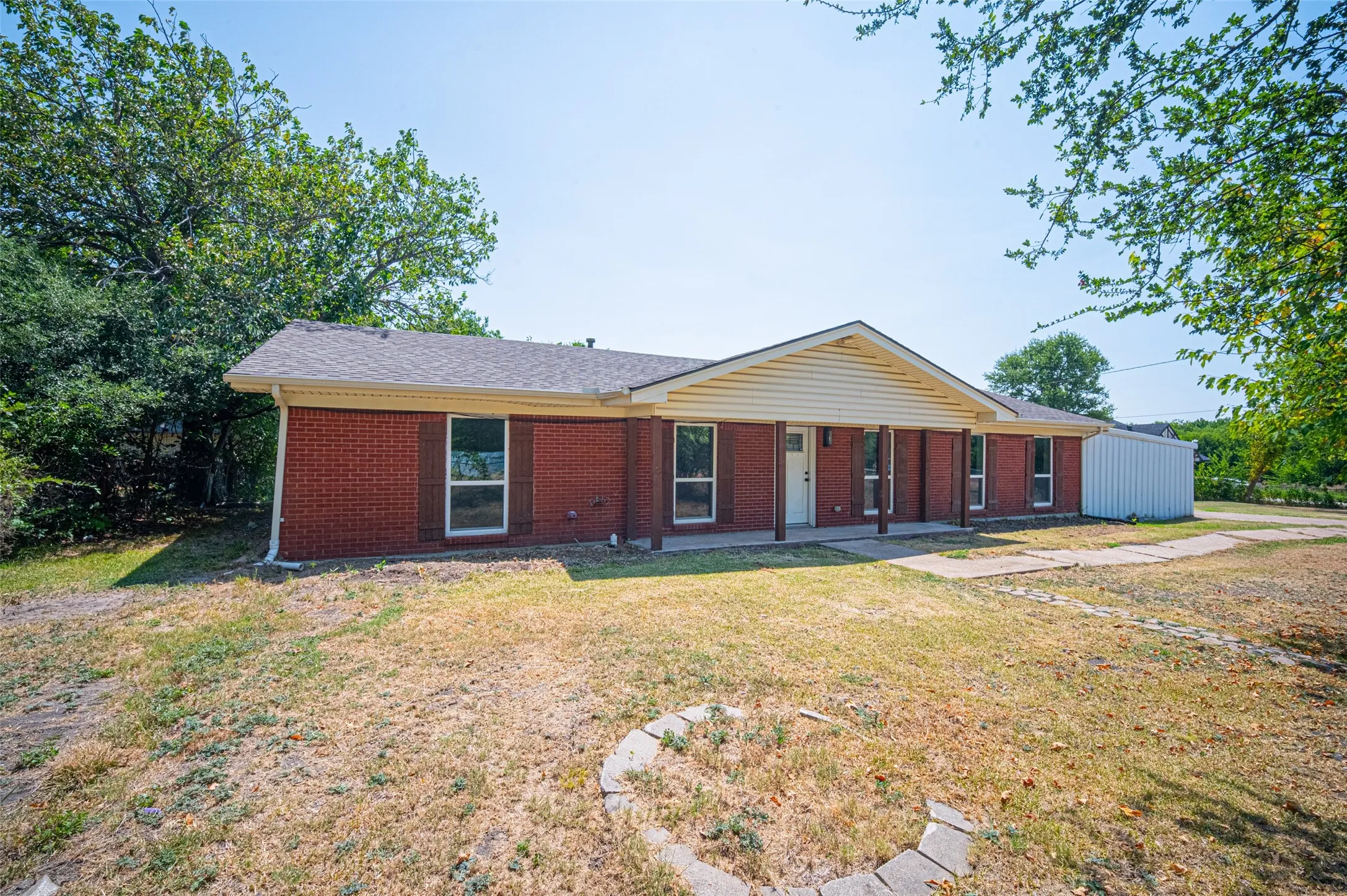 Single Family Residence For Sale in Ellis County , 611 S Dallas Street, Palmer, Texas 75152, 4 Bedroom, 2 Bathroom, Garage spaces, 1,830 Sqft, built in 1963, mls#21351824, Real Estate Agent in Palmer, Homes For Sale in Ellis county, Homes For Sale in Palmer, Realtor in Palmer Texas, Real Estate Brokerage Independent Realty Texas, Luminita Cordes Realtor