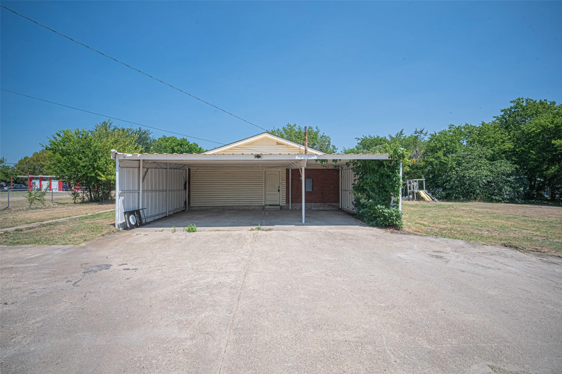 Single Family Residence For Sale in Ellis County , 611 S Dallas Street, Palmer, Texas 75152, 4 Bedroom, 2 Bathroom, Garage spaces, 1,830 Sqft, built in 1963, mls#21351824, Real Estate Agent in Palmer, Homes For Sale in Ellis county, Homes For Sale in Palmer, Realtor in Palmer Texas, Real Estate Brokerage Independent Realty Texas, Luminita Cordes Realtor