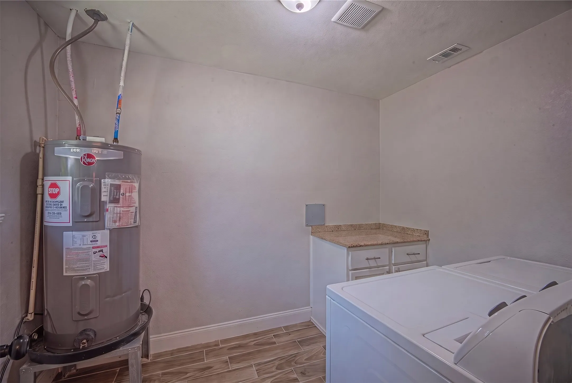 Single Family Residence For Sale in Ellis County , 611 S Dallas Street, Palmer, Texas 75152, 4 Bedroom, 2 Bathroom, Garage spaces, 1,830 Sqft, built in 1963, mls#21351824, Real Estate Agent in Palmer, Homes For Sale in Ellis county, Homes For Sale in Palmer, Realtor in Palmer Texas, Real Estate Brokerage Independent Realty Texas, Luminita Cordes Realtor