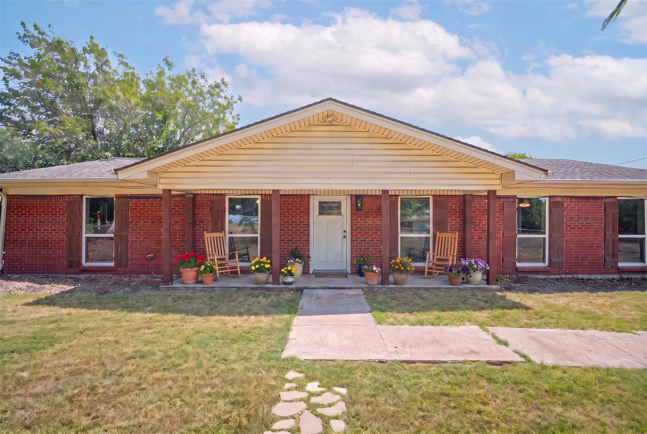 Single Family Residence For Sale in Ellis County , 611 S Dallas Street, Palmer, Texas 75152, 4 Bedroom, 2 Bathroom, Garage spaces, 1,830 Sqft, built in 1963, mls#21351824, Real Estate Agent in Palmer, Homes For Sale in Ellis county, Homes For Sale in Palmer, Realtor in Palmer Texas, Real Estate Brokerage Independent Realty Texas, Luminita Cordes Realtor
