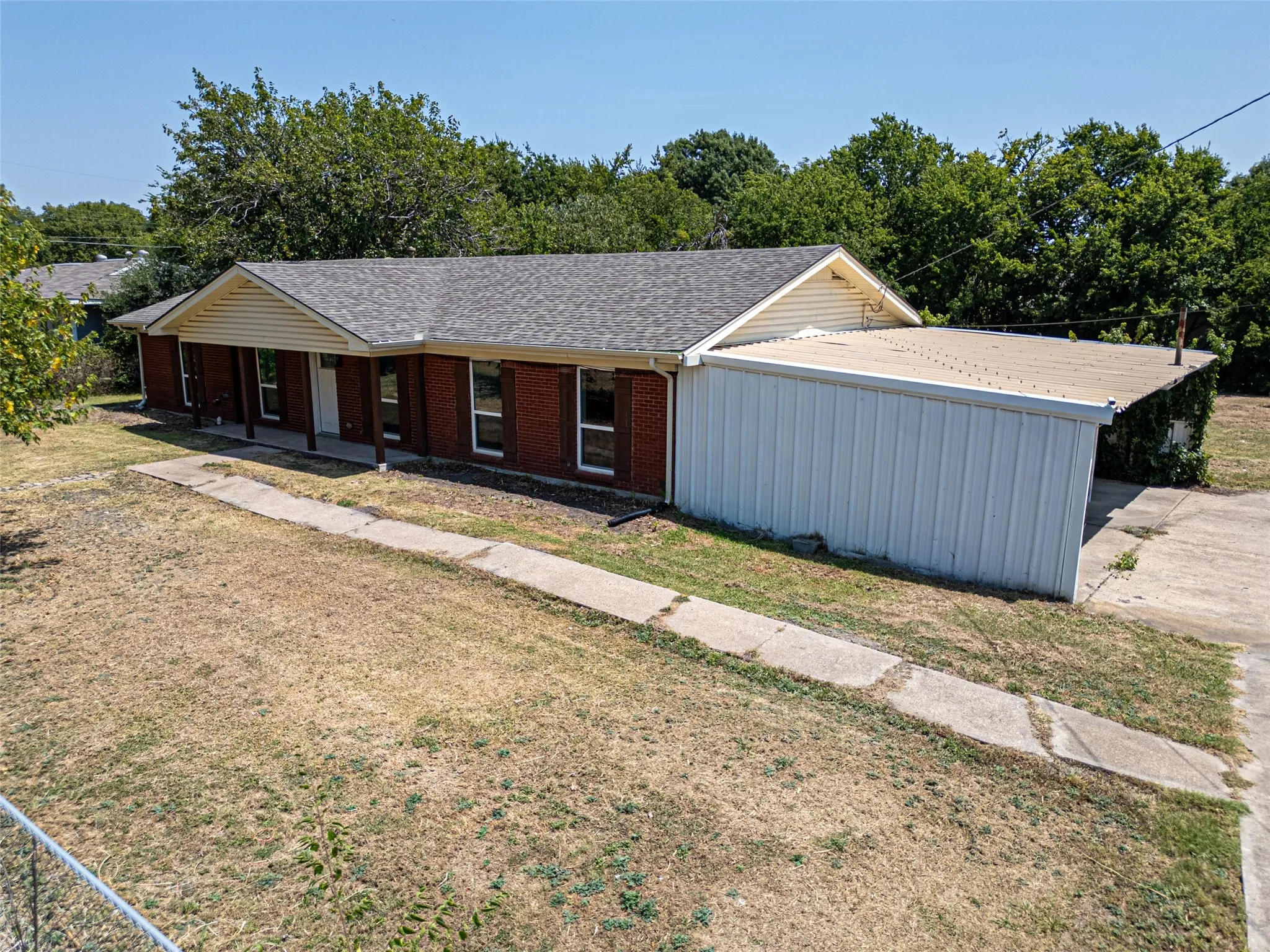 Single Family Residence For Sale in Ellis County , 611 S Dallas Street, Palmer, Texas 75152, 4 Bedroom, 2 Bathroom, Garage spaces, 1,830 Sqft, built in 1963, mls#21351824, Real Estate Agent in Palmer, Homes For Sale in Ellis county, Homes For Sale in Palmer, Realtor in Palmer Texas, Real Estate Brokerage Independent Realty Texas, Luminita Cordes Realtor