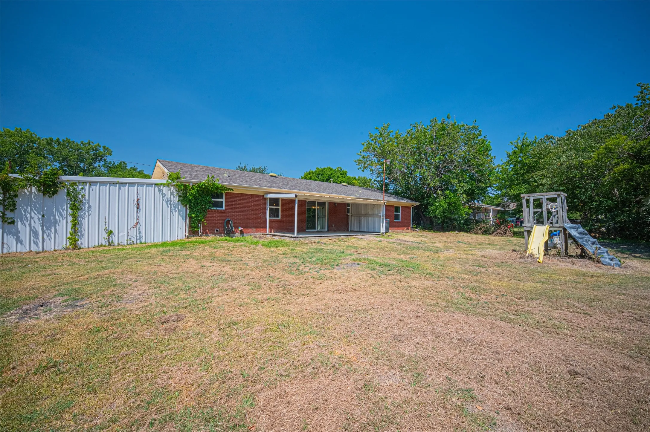 Single Family Residence For Sale in Ellis County , 611 S Dallas Street, Palmer, Texas 75152, 4 Bedroom, 2 Bathroom, Garage spaces, 1,830 Sqft, built in 1963, mls#21351824, Real Estate Agent in Palmer, Homes For Sale in Ellis county, Homes For Sale in Palmer, Realtor in Palmer Texas, Real Estate Brokerage Independent Realty Texas, Luminita Cordes Realtor