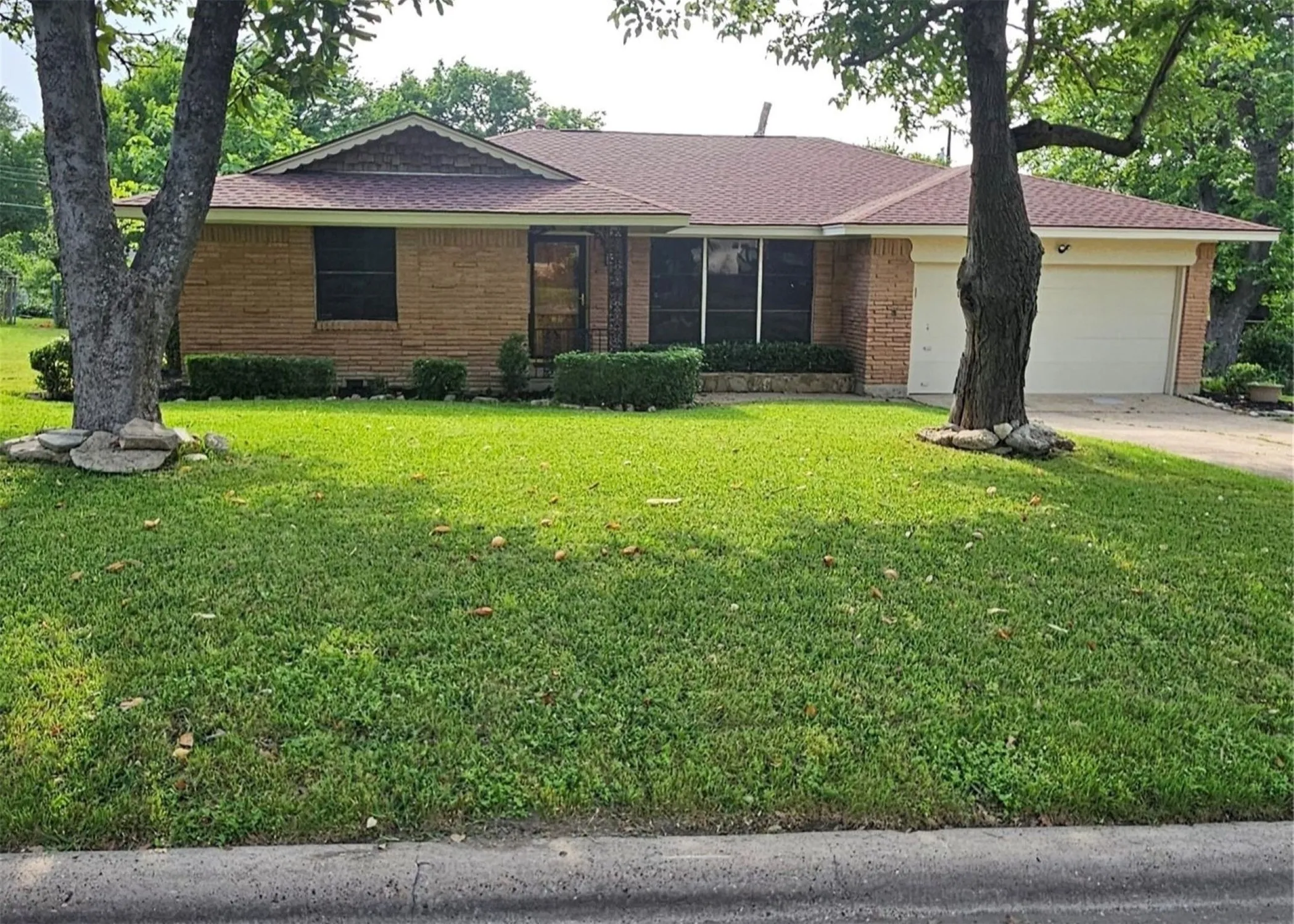 Single Family Residence For Sale in Dallas County , 5907 Shady Crest Trail, Dallas, Texas 75241, 3 Bedroom, 2 Bathroom, 2 Garage spaces, 1,657 Sqft, built in 1961, mls#21350611, Real Estate Agent in Dallas, Homes For Sale in Dallas county, Homes For Sale in Dallas, Realtor in Dallas Texas, Real Estate Brokerage Independent Realty Texas, Luminita Cordes Realtor