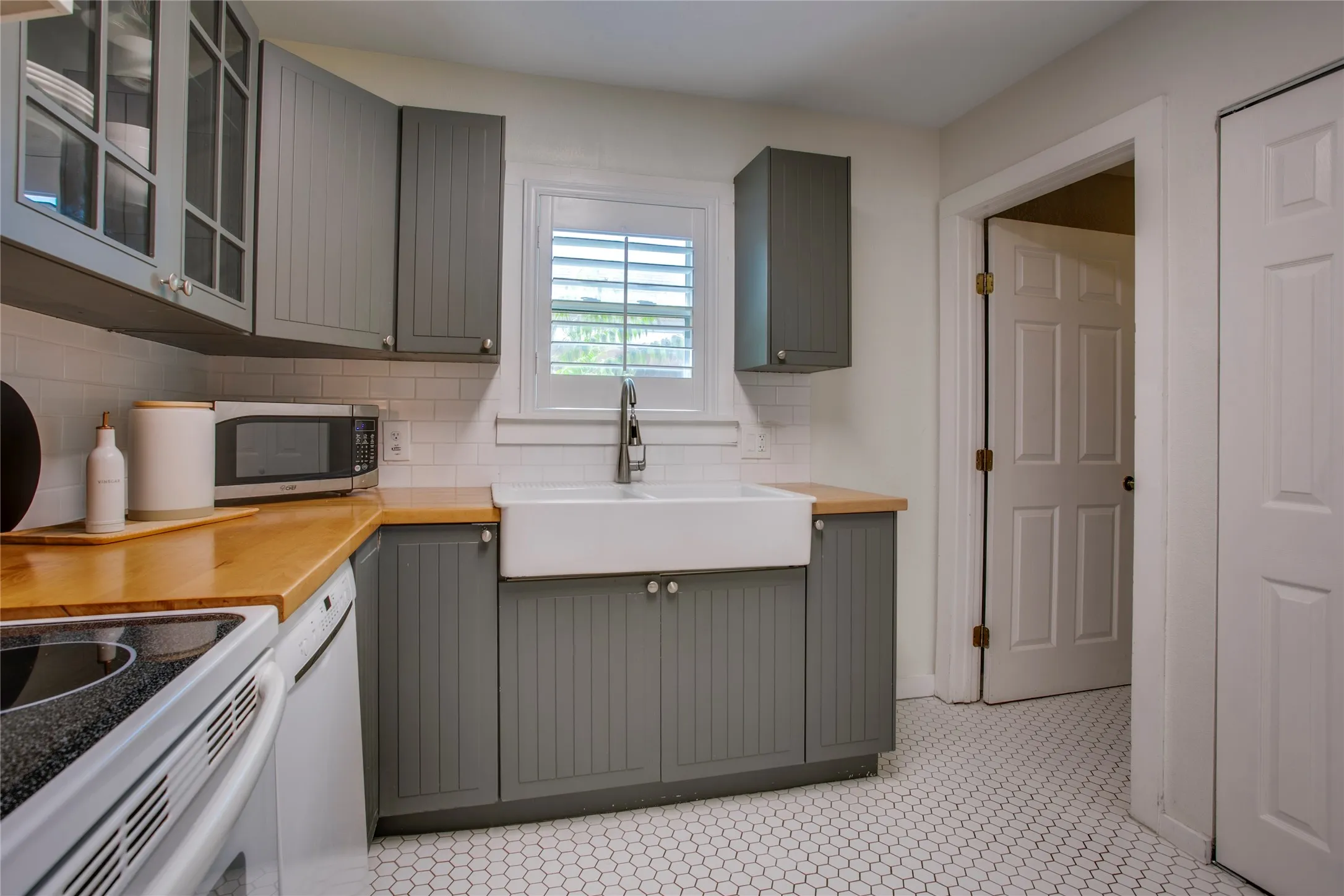 Single Family Residence For Sale in Dallas County , 2745 Ivandell Avenue, Dallas, Texas 75211, 3 Bedroom, 2 Bathroom, 2 Garage spaces, 1,580 Sqft, built in 1935, mls#21348915, Real Estate Agent in Dallas, Homes For Sale in Dallas county, Homes For Sale in Dallas, Realtor in Dallas Texas, Real Estate Brokerage Independent Realty Texas, Luminita Cordes Realtor