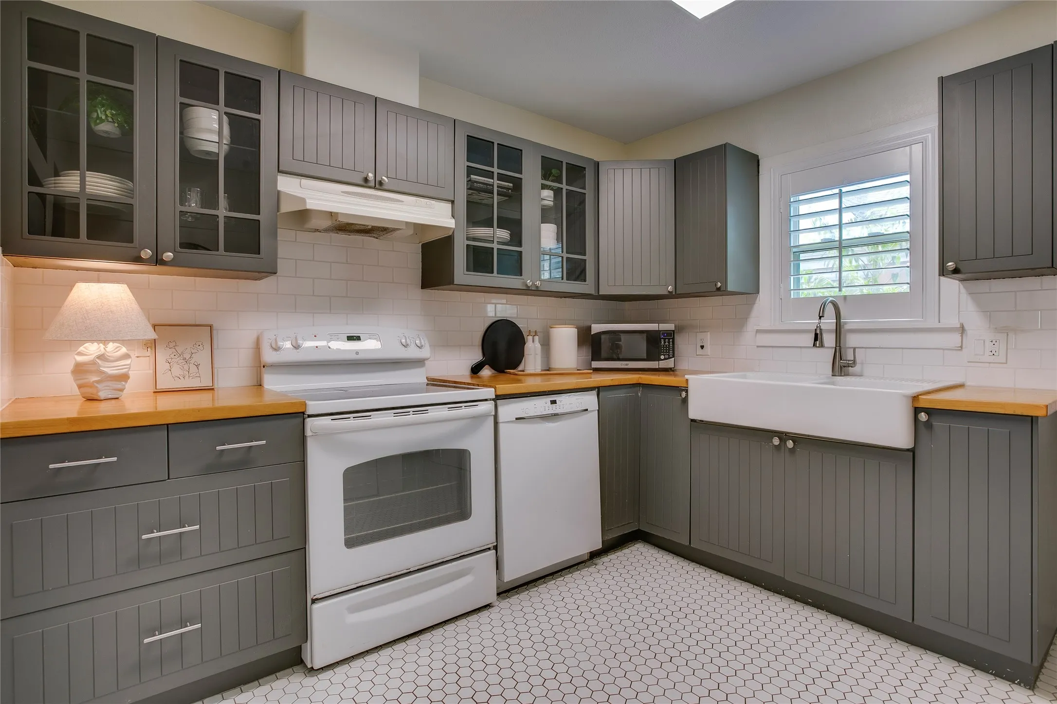 Single Family Residence For Sale in Dallas County , 2745 Ivandell Avenue, Dallas, Texas 75211, 3 Bedroom, 2 Bathroom, 2 Garage spaces, 1,580 Sqft, built in 1935, mls#21348915, Real Estate Agent in Dallas, Homes For Sale in Dallas county, Homes For Sale in Dallas, Realtor in Dallas Texas, Real Estate Brokerage Independent Realty Texas, Luminita Cordes Realtor