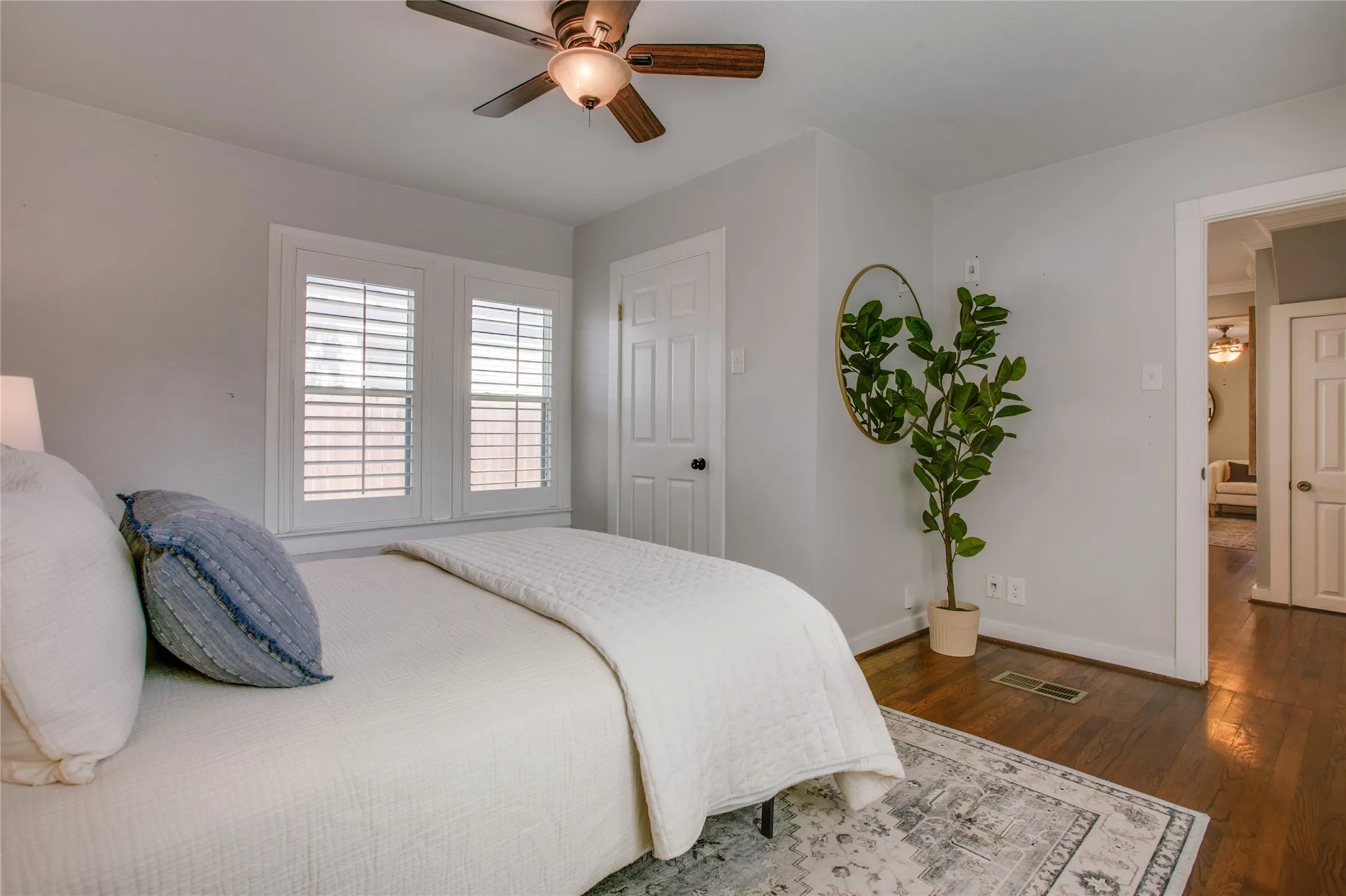 Single Family Residence For Sale in Dallas County , 2745 Ivandell Avenue, Dallas, Texas 75211, 3 Bedroom, 2 Bathroom, 2 Garage spaces, 1,580 Sqft, built in 1935, mls#21348915, Real Estate Agent in Dallas, Homes For Sale in Dallas county, Homes For Sale in Dallas, Realtor in Dallas Texas, Real Estate Brokerage Independent Realty Texas, Luminita Cordes Realtor