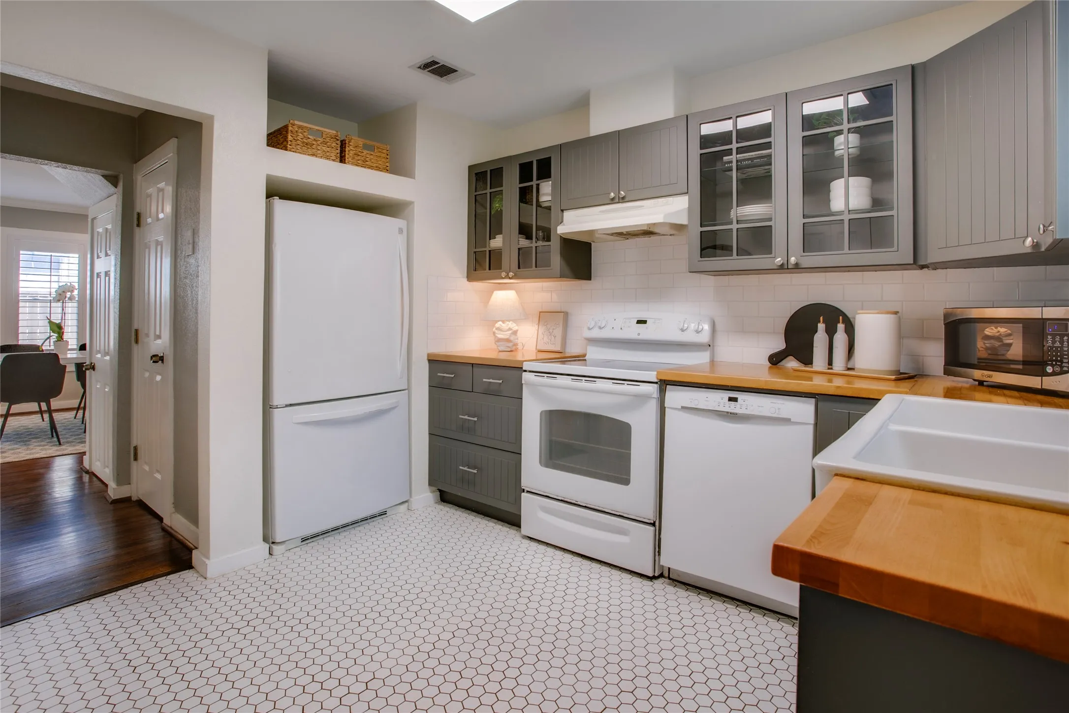 Single Family Residence For Sale in Dallas County , 2745 Ivandell Avenue, Dallas, Texas 75211, 3 Bedroom, 2 Bathroom, 2 Garage spaces, 1,580 Sqft, built in 1935, mls#21348915, Real Estate Agent in Dallas, Homes For Sale in Dallas county, Homes For Sale in Dallas, Realtor in Dallas Texas, Real Estate Brokerage Independent Realty Texas, Luminita Cordes Realtor