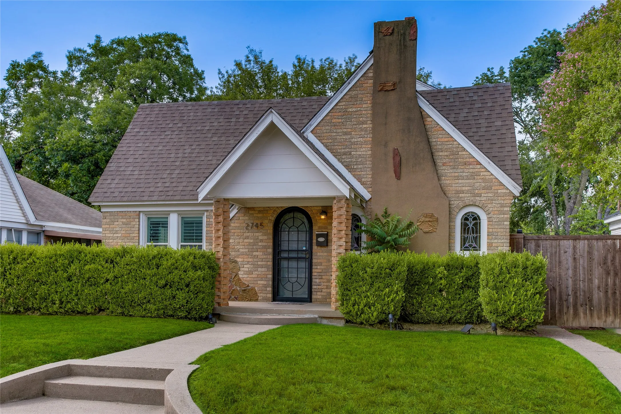 Single Family Residence For Sale in Dallas County , 2745 Ivandell Avenue, Dallas, Texas 75211, 3 Bedroom, 2 Bathroom, 2 Garage spaces, 1,580 Sqft, built in 1935, mls#21348915, Real Estate Agent in Dallas, Homes For Sale in Dallas county, Homes For Sale in Dallas, Realtor in Dallas Texas, Real Estate Brokerage Independent Realty Texas, Luminita Cordes Realtor