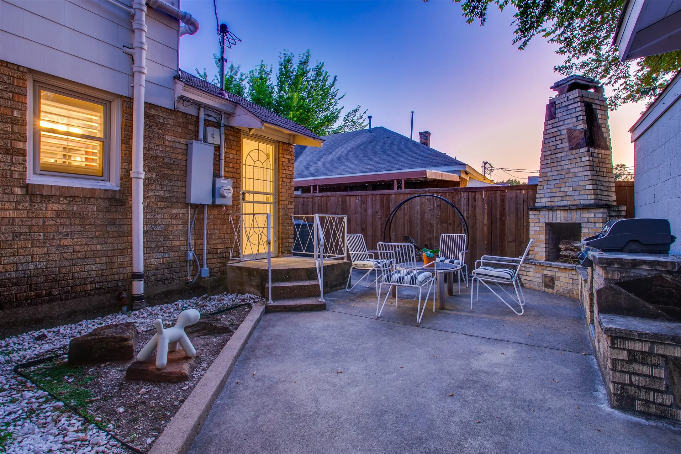 Single Family Residence For Sale in Dallas County , 2745 Ivandell Avenue, Dallas, Texas 75211, 3 Bedroom, 2 Bathroom, 2 Garage spaces, 1,580 Sqft, built in 1935, mls#21348915, Real Estate Agent in Dallas, Homes For Sale in Dallas county, Homes For Sale in Dallas, Realtor in Dallas Texas, Real Estate Brokerage Independent Realty Texas, Luminita Cordes Realtor