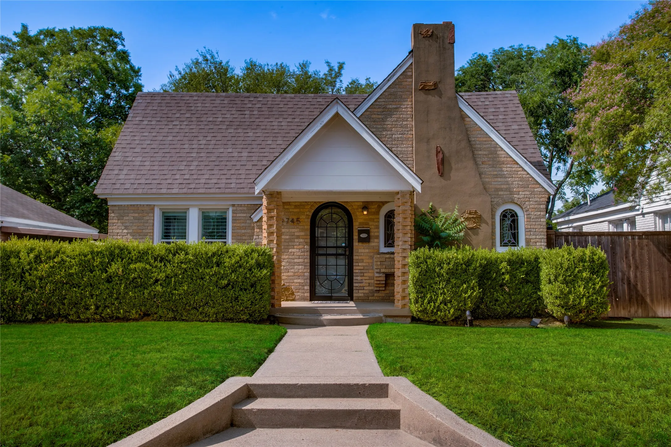 Single Family Residence For Sale in Dallas County , 2745 Ivandell Avenue, Dallas, Texas 75211, 3 Bedroom, 2 Bathroom, 2 Garage spaces, 1,580 Sqft, built in 1935, mls#21348915, Real Estate Agent in Dallas, Homes For Sale in Dallas county, Homes For Sale in Dallas, Realtor in Dallas Texas, Real Estate Brokerage Independent Realty Texas, Luminita Cordes Realtor