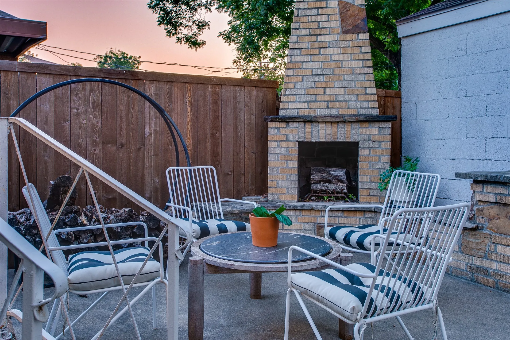 Single Family Residence For Sale in Dallas County , 2745 Ivandell Avenue, Dallas, Texas 75211, 3 Bedroom, 2 Bathroom, 2 Garage spaces, 1,580 Sqft, built in 1935, mls#21348915, Real Estate Agent in Dallas, Homes For Sale in Dallas county, Homes For Sale in Dallas, Realtor in Dallas Texas, Real Estate Brokerage Independent Realty Texas, Luminita Cordes Realtor
