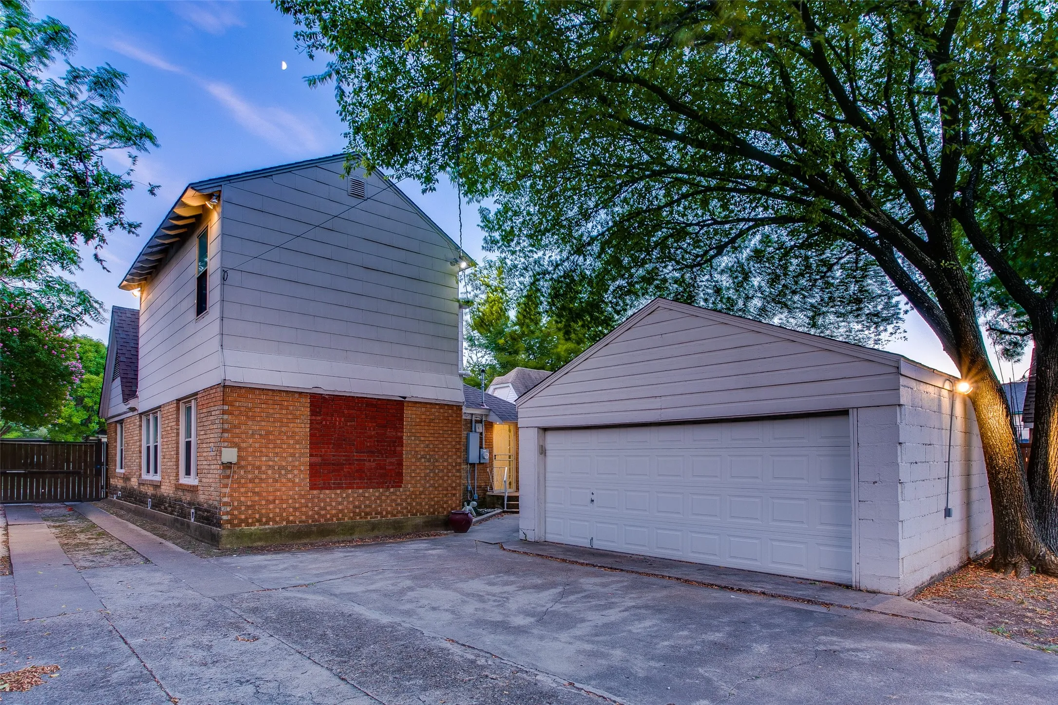 Single Family Residence For Sale in Dallas County , 2745 Ivandell Avenue, Dallas, Texas 75211, 3 Bedroom, 2 Bathroom, 2 Garage spaces, 1,580 Sqft, built in 1935, mls#21348915, Real Estate Agent in Dallas, Homes For Sale in Dallas county, Homes For Sale in Dallas, Realtor in Dallas Texas, Real Estate Brokerage Independent Realty Texas, Luminita Cordes Realtor