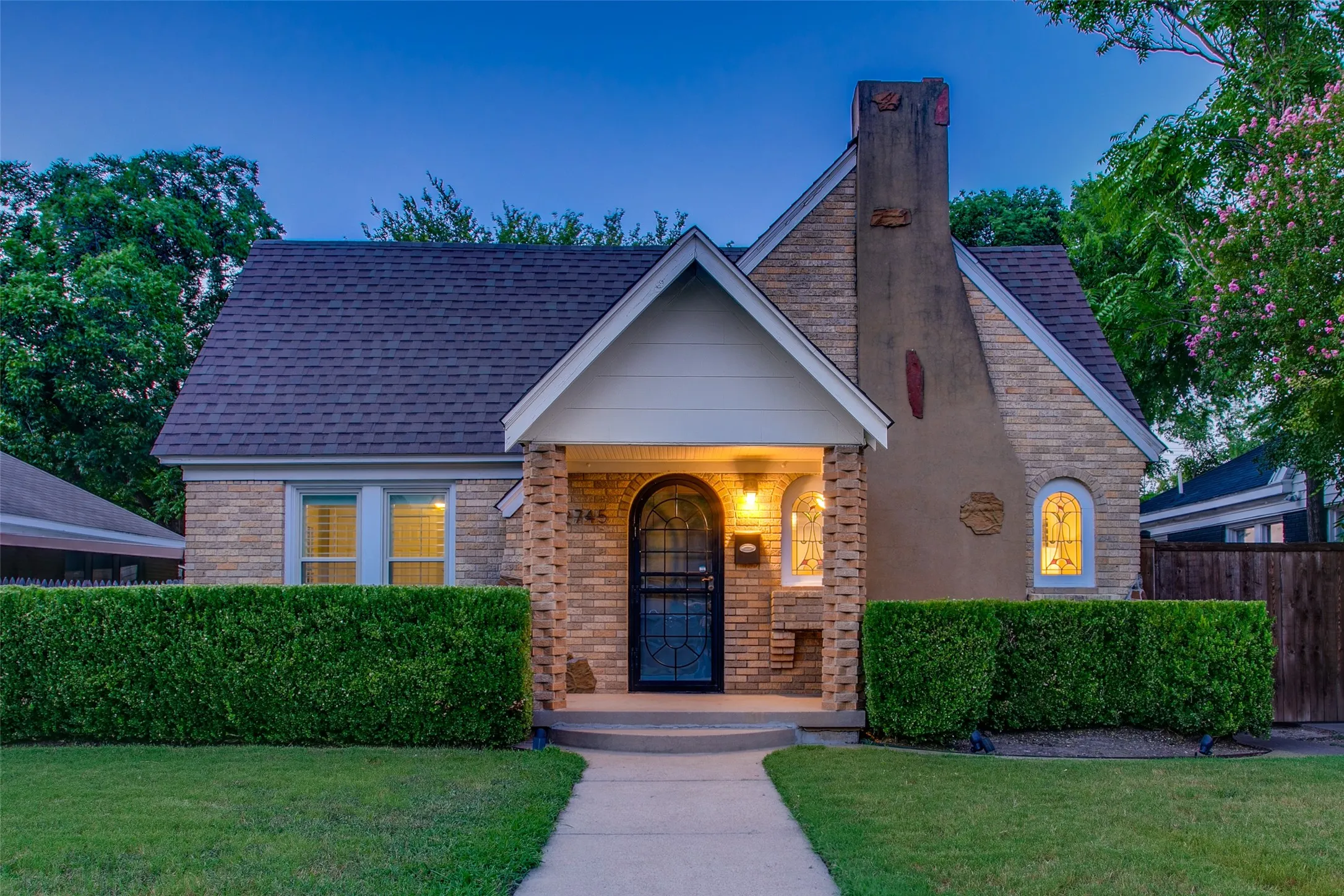 Single Family Residence For Sale in Dallas County , 2745 Ivandell Avenue, Dallas, Texas 75211, 3 Bedroom, 2 Bathroom, 2 Garage spaces, 1,580 Sqft, built in 1935, mls#21348915, Real Estate Agent in Dallas, Homes For Sale in Dallas county, Homes For Sale in Dallas, Realtor in Dallas Texas, Real Estate Brokerage Independent Realty Texas, Luminita Cordes Realtor