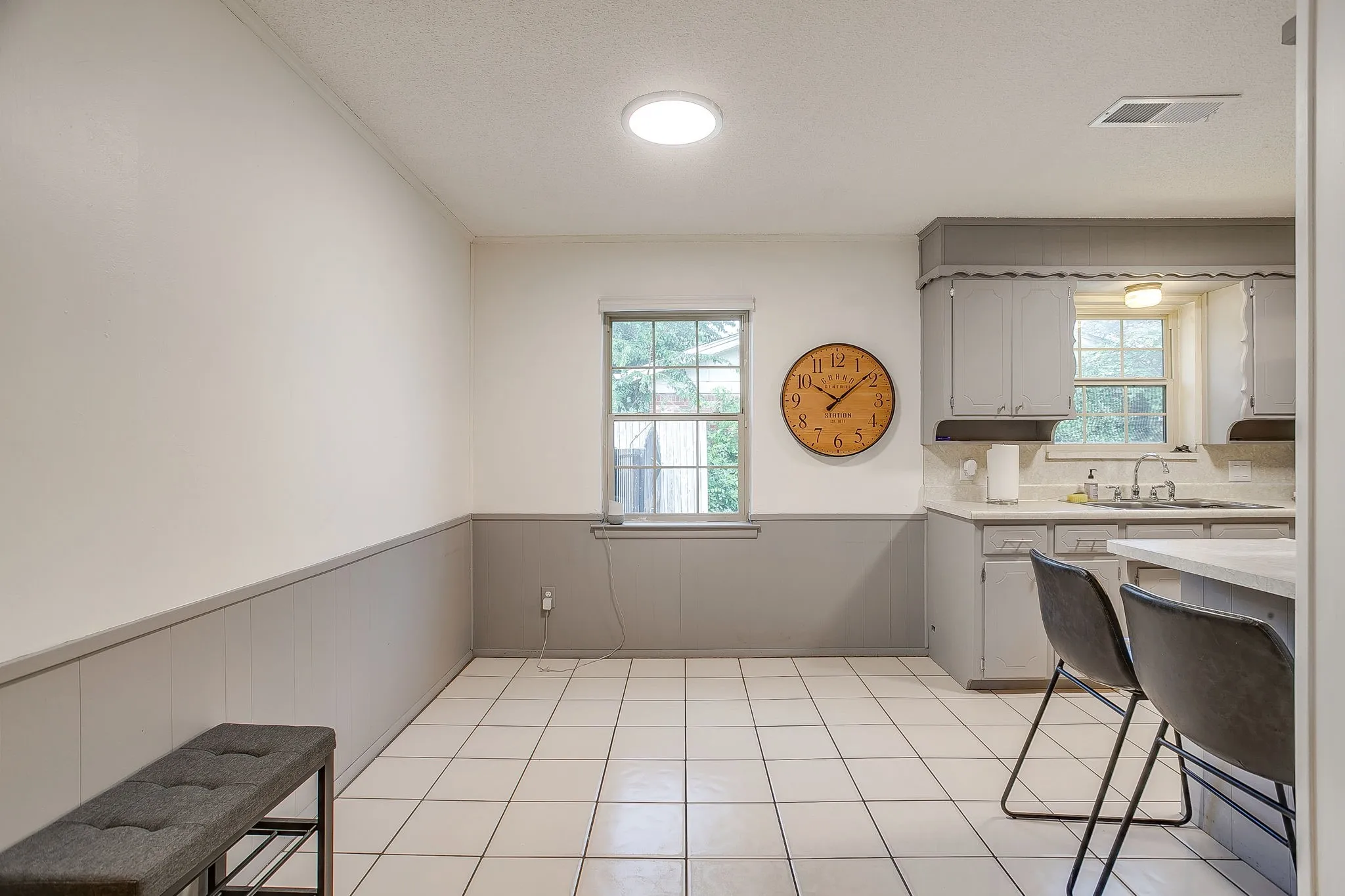 Single Family Residence For Sale in Tarrant County , 441 W Pleasantview Drive, Hurst, Texas 76054, 3 Bedroom, 2 Bathroom, 2 Garage spaces, 1,972 Sqft, built in 1968, mls#21352826, Real Estate Agent in Hurst, Homes For Sale in Tarrant county, Homes For Sale in Hurst, Realtor in Hurst Texas, Real Estate Brokerage Independent Realty Texas, Luminita Cordes Realtor