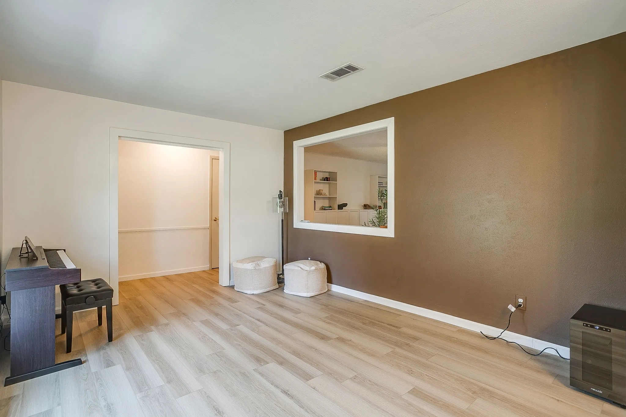 Single Family Residence For Sale in Tarrant County , 441 W Pleasantview Drive, Hurst, Texas 76054, 3 Bedroom, 2 Bathroom, 2 Garage spaces, 1,972 Sqft, built in 1968, mls#21352826, Real Estate Agent in Hurst, Homes For Sale in Tarrant county, Homes For Sale in Hurst, Realtor in Hurst Texas, Real Estate Brokerage Independent Realty Texas, Luminita Cordes Realtor